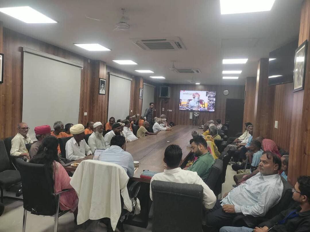 *अंतरराष्ट्रीय वृद्धजन दिवस पर जिला स्तरीय कार्यक्रम आयोजित*
डीडवाना-कुचामन, 1 अक्टूबर। अंतरराष्ट्रीय वृद्धजन दिवस के अवसर पर गुरुवार को मुख्यमंत्री भजन लाल शर्मा की अध्यक्षता में आयोजित राज्य स्तरीय कार्यक्रम का वीडियो कॉन्फ्रेंसिंग के माध्यम से सीधा प्रसारण कलेक्ट्रेट सभागार में किया गया। जिला स्तर पर जिला प्रशासन एवं सामाजिक न्याय एवं अधिकारिता विभाग के संयुक्त तत्वावधान में कार्यक्रम आयोजित किया गया। इस अवसर पर विभिन्न वरिष्ठ नागरिकों को साफा पहनाकर व शॉल ओढ़ाकर सम्मानित किया गया।
कार्यक्रम में अतिरिक्त जिला कलेक्टर रतन कुमार, सामाजिक न्याय एवं अधिकारिता विभाग के उप निदेशक रजनीश चौधरी, सहित अन्य वृद्धजन,वरिष्ठ नागरिकगण उपस्थित रहे।