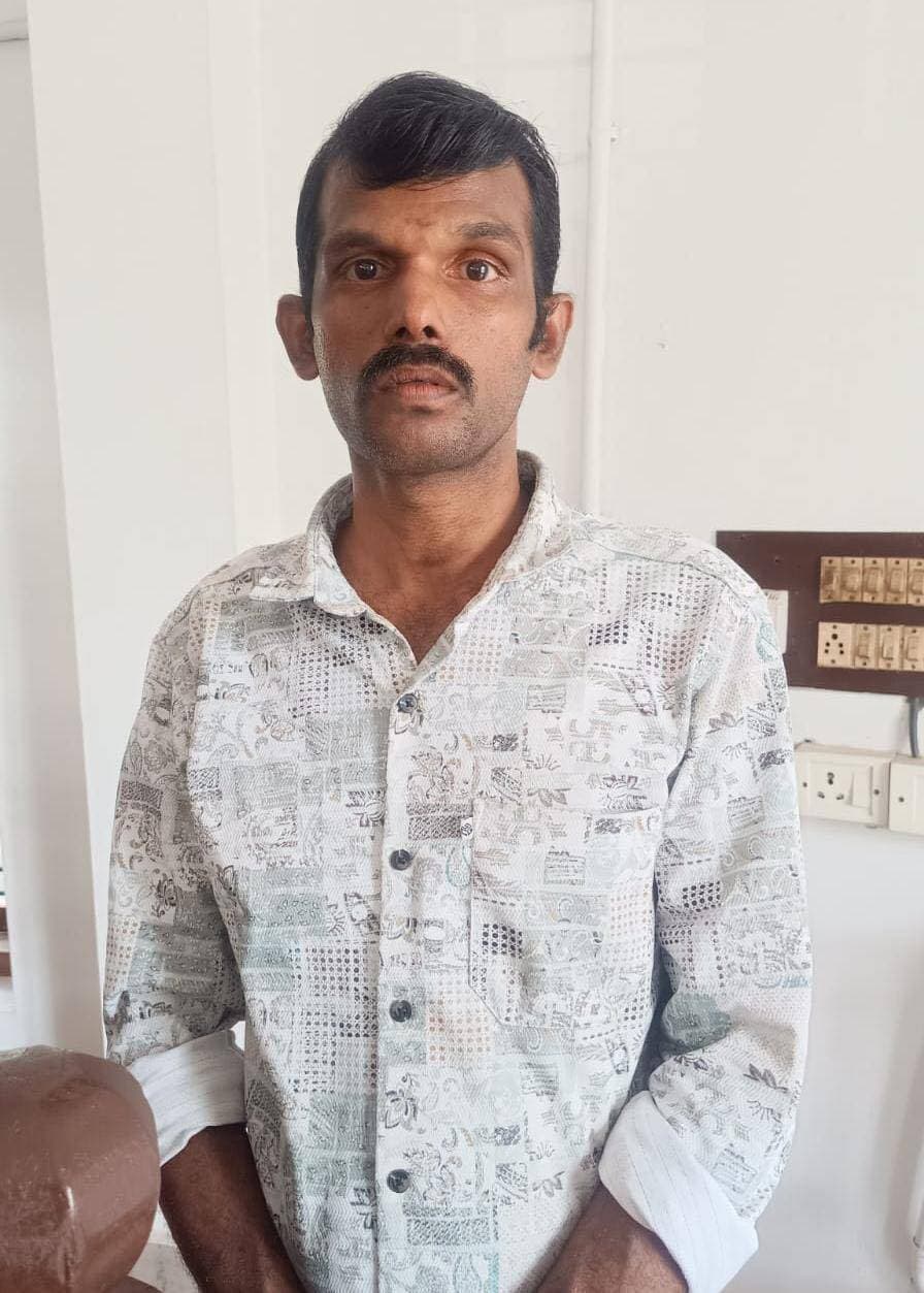 പ്രായപൂർത്തിയാകാത്ത പെൺകുട്ടിയെ പീഡിപ്പിച്ച പ്രതിക്ക് കഠിനതടവും പിഴയും വിധിച്ച് അടൂർ ഫാസ്റ്റ് ട്രാക്ക് കോടതി
പ്രായപൂർത്തിയാകാത്ത പെൺകുട്ടിയെ വീട്ടിൽ കയറി പീഡിപ്പിച്ച കേസിലെ പ്രതിയായ കൊല്ലം ജില്ലയിൽ കുളക്കട വില്ലേജിൽ കുളക്കട ഈസ്റ്റ് പി ഓയിൽ മലപ്പാറ എന്ന സ്ഥലത്ത് ചരുവിള കിഴക്കേതിൽ വീട്ടിൽ രാജേഷ് (വയസ്സ് 39) നെയാണ് അടൂർ ഫാസ്റ്റ് ട്രാക്ക് കോടതി ജഡ്ജ് മഞ്ജിത്ത് . T ഭാരതീയ ന്യായ സംഹിത പ്രകാരവും പോക്സോ വകുപ്പ് പ്രകാരവും കുറ്റക്കാരൻ എന്ന് കണ്ടെത്തി 8 വർഷം കഠിന തടവിനും 60,000 രൂപ പിഴയും ശിക്ഷ വിധിച്ചത്.
2025 ജൂലൈ മാസം 31 ആം തീയതിയാണ് കേസിന് ആസ്പദമായ സംഭവം ഉണ്ടായത്. പ്രായപൂർത്തിയാകാത്ത പെൺകുട്ടി തനിച്ചുള്ള വീട്ടിലെത്തിയ പ്രതി ഗ്യാസിന്റെ തകരാറ് പരിഹരിക്കാൻ എന്നു പറഞ്ഞ് വീടിനുള്ളിൽ കകയറുകയും തനിച്ചായിരുന്ന കുട്ടിയെ ലൈംഗികമായി പീഡിപ്പിക്കുകയും ആയിരുന്നു.
അന്നത്തെ എനാത്ത് പോലീസ് സ്റ്റേഷൻ ഇൻസ്പെക്ടർ ആയിരുന്ന അനൂപ് A ആണ് എഫ്.ഐ.ആർ രജിസ്റ്റർ ചെയ്തതും, അന്വേഷണം പൂർത്തിയാക്കി പ്രതിക്കെതിരെ കോടതിയിൽ കുറ്റപത്രം സമർപ്പിക്കുകയും ചെയ്തത്. എനാത്ത് സ്റ്റേഷനിലെ ASI രവികുമാർ ആണ് കേസിന്റെ അന്വേഷണത്തിൽ മുഖ്യ പങ്ക് വഹിച്ചത്.
കേസിന്റെ വിചാരണ വേളയിൽ പ്രോസിക്യൂഷൻ ഭാഗത്ത് നിന്നും 20 സാക്ഷികളെ വിസ്തരിക്കുകയും 23 രേഖകൾ ഹാജരാക്കുകയും ചെയ്തു. പ്രതിഭാഗത്തുനിന്നും രണ്ട് സാക്ഷികളെ വിസ്തരിക്കുകയും ചെയ്തു. പ്രോസീക്യൂഷന് വേണ്ടി സ്പെഷ്യൽ പബ്ലിക് പ്രോസീക്യൂട്ടർ അഡ്വക്കേറ്റ് സ്മിത ജോൺ പി ഹാജരായി. പ്രതി പിഴ തുക അടയ്ക്കുകയാണെങ്കിൽ അത് പീഡനത്തിന് ഇരയായ പെൺകുട്ടിക്ക് നൽകാൻ ജില്ലാ ലീഗൽ സർവീസ് അതോറിറ്റിക്ക് കോടതി നിർദ്ദേശവും നൽകിയിട്ടുണ്ട്.