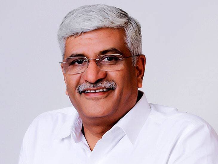 केंद्रीय मंत्री शेखावत आज चित्तौड़गढ़ के अल्प प्रवास पर रहेंगे
दैनिक वीरधरा राजस्थान।
चित्तौड़गढ़। केंद्रीय संस्कृति एवं पर्यटन मंत्री गजेन्द्र सिंह शेखावत 2 अक्टूबर 2026 को चित्तौड़गढ़ के अल्प प्रवास पर रहेंगे।
निर्धारित कार्यक्रम के अनुसार केंद्रीय मंत्री भीलवाड़ा स्थित सर्किट हाउस से दोपहर 12.30 बजे कार द्वारा सड़क मार्ग से प्रस्थान कर 1.15 बजे सर्किट हाउस, चित्तौड़गढ़ पहुंचेंगे।
अतिरिक्त जिला कलक्टर (प्रशासन) दिनेश धाकड़ ने बताया कि केंद्रीय मंत्री दोपहर 2.30 बजे सर्किट हाउस से प्रस्थान कर भदेसर उपखंड के आक्यां गांव पहुंचेंगे, जहां विधायक चंद्रभान सिंह के पिताजी के श्रद्धांजलि कार्यक्रम में सम्मिलित होंगे। इसके पश्चात 3:30 बजे जोधपुर के लिए प्रस्थान करेंगे।
MLA Chandrabhan Singh