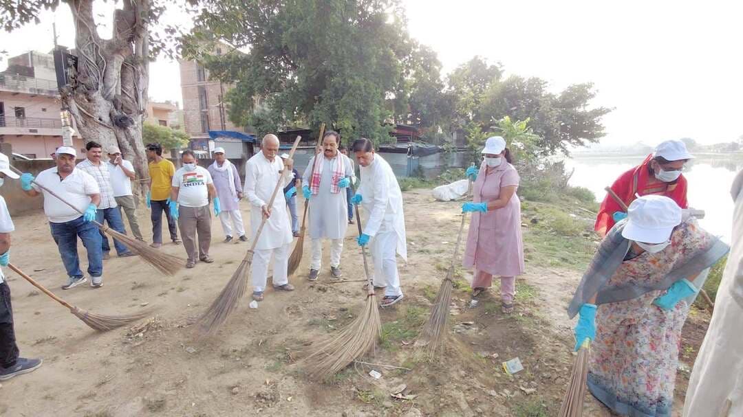 विधायक भिण्ड तथा कलेक्टर ने अधिकारियों एवं जनप्रतिनिधियों के साथ किया श्रमदान
स्वच्छता ही सेवा कार्यक्रम में सहभागिता कर दिया स्वच्छता का संदेश
स्वच्छताकर्मियों को फूलमाला और मेडल पहनाकर किया सम्मानित
सेवा संकल्प अभियान 2026 अंतर्गत सेवा मेरा योगदान अभियान के तहत तथा गांधी जयंती के अवसर पर जिला मुख्यालय पर स्वच्छता ही सेवा गतिविधियों का आयोजन किया गया। जिसमें गौरी किनारे चंदू की तिवारिया पर विधायक भिण्ड श्री नरेन्द्र सिंह कुशवाह तथा कलेक्टर भिण्ड ने अधिकारियों एवं जनप्रतिनिधियों के साथ श्रमदान गतिविधि में सहभागिता कर स्वच्छता के प्रति सामूहिक जिम्मेदारी का संदेश दिया।
स्वच्छता कार्यक्रम के दौरान अतिथियों द्वारा स्वच्छताकर्मियों को फूलमाला पहनाकर और मेडल पहनाकर सम्मानित किया गया। इस पहल का उद्देश्य सफाई कर्मियों के प्रति समाज में सम्मान की भावना बढ़ाना और उनकी भूमिका को रेखांकित करना रहा। साथ ही उपस्थित सभी लोगों को प्लास्टिक मुक्त परिसर हेतु संकल्प दिलाया गया।
कार्यक्रम में बड़े स्तर पर जनभागीदारी देखी गई, जो ‘स्वच्छता में सहभाग, स्वच्छ भारत, विकसित भारत’ के अभियान विषय के अनुरूप रही। इस दौरान सीईओ जिला पंचायत भिण्ड, डिप्टी कलेक्टर, सीएमओ भिण्ड सहित अन्य अधिकारी, जनप्रतिनिधिगण, गणमान्य नागरिक, सामाजिक संगठन तथा समाजसेवी उपस्थित रहे।
#CMMadhyaPradesh
#सेवा_संकल्प_अभियान
#SevaSankalpAbhiyan
#SwachhataHiSeva
#SwachhBharat
#भिण्ड
#Bhind