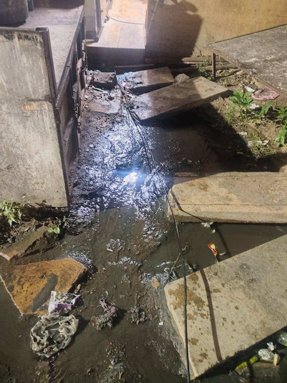 *गांधी चौक में गंदे नाले के ओवरफ्लो से लोग परेशान, नगर परिषद नहीं ले रही सुध*
*जयपुर/जैसलमेर :कमलेश आमेटा शहर के महत्वपूर्ण स्थल गांधी चौक में गंदे नाले के पानी के लगातार ओवरफ्लो होने से मोहल्लेवासियों और राहगीरों को भारी मुश्किलों का सामना करना पड़ रहा है।
नगर परिषद जैसलमेर को कई बार लिखित में, सोशल मीडिया और समाचार पत्रों के माध्यम से अवगत करवाने के बाद भी समस्या का समाधान नहीं हो रहा है। आज भी रात्रि साढ़े सात बजे से गंदा पानी ओवरफ्लो होकर सड़क पर फैल रहा है, जिससे गंदगी और बदबू से लोगों का जीना दूभर हो गया है।
स्थानीय निवासियों द्वारा इस समस्या के समाधान के लिए सुझाव देने के बावजूद नगर परिषद द्वारा कोई कार्रवाई अमल में नहीं ली जा रही है, जिससे रहवासी लगातार परेशानी का सामना करना पड़ रहा
अतः नगर परिषद जैसलमेर के नवगठित बोर्ड से निवेदन है कि इस समस्या का शीघ्र निराकरण कर जनता को राहत दिलवाई जाए।