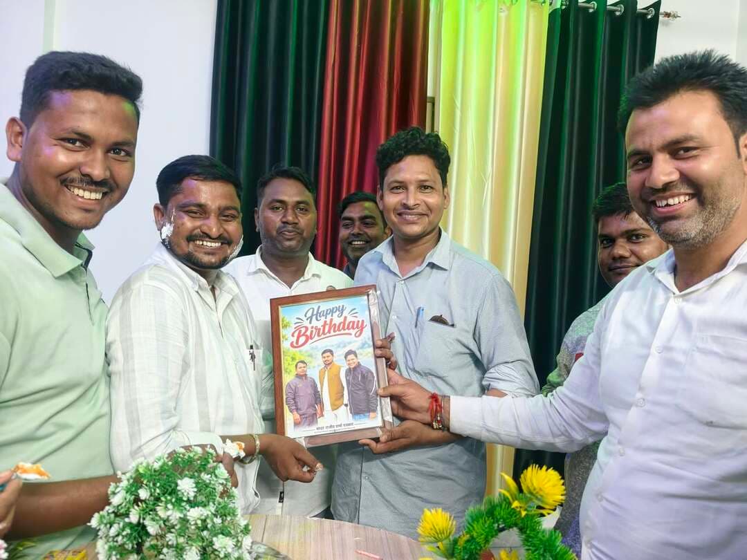 हृदय प्रिय ग्राम सभा अरैला से ग्राम प्रधान एड. अभयदीप जी के जन्मदिन पर मित्रों के साथ केक काटकर बधाईयां दी गई........