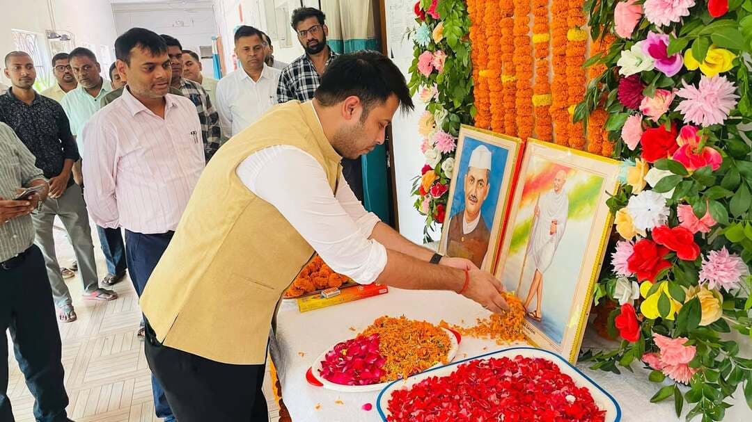 कैमूर में राष्ट्रपिता महात्मा गांधी और शास्त्री जी की जयंती पर समाहरणालय में नमन, कला जत्था दल रवाना
राष्ट्रपिता महात्मा गांधी एवं पूर्व प्रधानमंत्री लाल बहादुर शास्त्री की जयंती के अवसर पर समाहरणालय परिसर में जिला पदाधिकारी की अध्यक्षता में नमन एवं संकल्प सभा का आयोजन किया गया। जिला पदाधिकारी सहित सभी वरीय पदाधिकारियों ने दोनों महापुरुषों के चित्र पर माल्यार्पण कर नमन किया।
इस अवसर पर कैमूर जिला पदाधिकारीकुमार अनुराग ने कहा कि गांधी जी के सत्य, अहिंसा, स्वच्छता के विचार और शास्त्री जी का 'जय जवान, जय किसान' का नारा आज भी राष्ट्र निर्माण के मार्गदर्शक हैं। प्रशासनिक कार्यों में पारदर्शिता और अंतिम व्यक्ति की सेवा ही सच्ची श्रद्धांजलि है।
कार्यक्रम के बाद शिक्षा विभाग के कला जत्था की नुक्कड़ नाटक टीम को हरी झंडी दिखाकर रवाना किया गया। टीम ने नशा मुक्त भारत, महिला सशक्तिकरण और डिजिटल इंडिया पर नुक्कड़ नाटक प्रस्तुत किया। यह दल जिले के एकता चौक, चांदनी चौक और मोहनिया अनुमंडल के प्रमुख चौक-चौराहों पर जन-जागरूकता अभियान चलाएगा।
