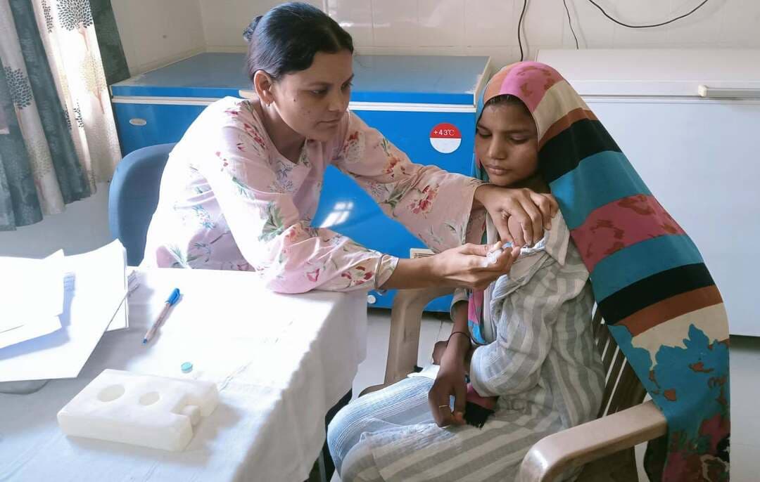 *जिले में एचपीवी वैक्सीनेशन की रफ्तार बढ़ी, 52% से अधिक का लक्ष्य पूरा*
डीडवाना- कुचामन, 2अक्टूबर। जिले में सर्वाइकल कैंसर से बचाव के लिए एचपीवी ( ह्यूमन पैपिलोमा वायरस) वैक्सीनेशन अभियान के सकारात्मक परिणाम सामने आने लगे हैं। जिले में निर्धारित लक्ष्य के मुकाबले 52% से भी अधिक किशोरियों का टीकाकरण किया जा चुका है। स्वास्थ्य विभाग ने जिले में 17172 किशोरियों के टीकाकरण का लक्ष्य निर्धारित किया गया है, जिसमें से अब तक 9000 से भी अधिक किशोरियों को वैक्सीन लगाई जा चुकी है।
जिला कलक्टर अवधेश मीना के निर्देश पर इस संबंध में मुख्य चिकित्सा एवं स्वास्थ्य अधिकारी डॉ. नरेंद्र चौधरी एवं जिला प्रजनन एवं शिशु स्वास्थ्य अधिकारी डॉ. इरफान अली खत्री द्वारा दो दिवसीय समीक्षा बैठक का आयोजन किया गया, जिसमें जिले की सभी एएनएम और आशाओं को जिले में आगामी दो दिनों में टीकाकरण का 10 प्रतिशत लक्ष्य हासिल करने तथा सरकारी एवं निजी विद्यालयों में जाकर बालिकाओं को एचपीवी वैक्सीनेशन करने के निर्देश दिए है।
उन्होंने बताया कि गुरुवार को जिले में 500 से भी अधिक किशोरियों को HPV वैक्सीनेशन किया गया। आशा है कि जल्द से जल्द इसी प्रकार जिले में समस्त 14 वर्ष की आयु पूर्ण कर 15 वें वर्ष में प्रवेश कर चुकी किशोरियों का HPV वैक्सीनेशन कर अपना लक्ष्य पूर्ण करेंगे।