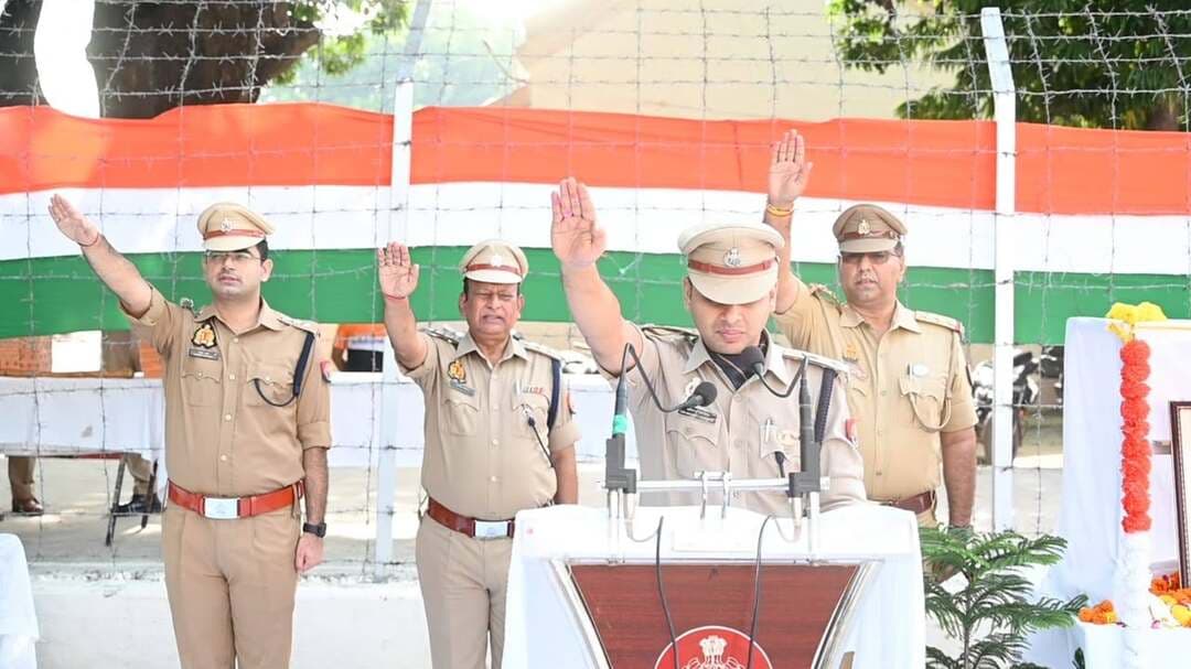 फतेहपुर पुलिस ने गांधी-शास्त्री जयंती पर दिलाई राष्ट्रीय एकता और अहिंसा की शपथ
पुलिस अधीक्षक अभिमन्यु मांगलिक ने महापुरुषों को श्रद्धांजलि अर्पित कर पुलिसकर्मियों का बढ़ाया उत्साह
जिले के सभी थानों और चौकियों में ध्वजारोहण, शपथ ग्रहण और सम्मान समारोह आयोजित
फतेहपुर। राष्ट्रपिता महात्मा गांधी एवं भारत के पूर्व प्रधानमंत्री लाल बहादुर शास्त्री की जयंती पर फतेहपुर पुलिस ने पूरे जनपद में राष्ट्रभक्ति, कर्तव्यनिष्ठा और सामाजिक सद्भाव का संदेश दिया। रिजर्व पुलिस लाइन्स से लेकर जनपद के सभी थानों और चौकियों तक श्रद्धांजलि, शपथ ग्रहण और सम्मान समारोह आयोजित किए गए। पुलिस अधीक्षक अभिमन्यु मांगलिक ने महापुरुषों के आदर्शों को आत्मसात करने का आह्वान करते हुए पुलिस बल को राष्ट्रीय एकता, अहिंसा और जनसेवा की भावना के साथ कार्य करने की शपथ दिलाई।
रिजर्व पुलिस लाइन्स फतेहपुर स्थित क्वार्टर गार्ड में आयोजित मुख्य कार्यक्रम में पुलिस अधीक्षक अभिमन्यु मांगलिक ने राष्ट्रपिता महात्मा गांधी एवं पूर्व प्रधानमंत्री लाल बहादुर शास्त्री के चित्रों पर माल्यार्पण एवं पुष्पांजलि अर्पित कर भावभीनी श्रद्धांजलि दी। इसके बाद उपस्थित सभी पुलिस अधिकारियों एवं कर्मचारियों को अहिंसा, सत्य, राष्ट्रीय एकता, सामाजिक सद्भाव और कर्तव्यनिष्ठा की शपथ दिलाई गई।
अपने संबोधन में पुलिस अधीक्षक ने कहा कि महात्मा गांधी के सत्य और अहिंसा के सिद्धांत तथा लाल बहादुर शास्त्री की सादगी, ईमानदारी और राष्ट्रसेवा की भावना आज भी प्रत्येक पुलिसकर्मी के लिए प्रेरणा का स्रोत हैं। उन्होंने कहा कि जनता का विश्वास ही पुलिस की सबसे बड़ी पूंजी है और प्रत्येक अधिकारी एवं कर्मचारी को संवेदनशीलता तथा निष्पक्षता के साथ अपने दायित्वों का निर्वहन करना चाहिए।
कार्यक्रम के दौरान पुलिस अधीक्षक ने चतुर्थ श्रेणी कर्मचारियों सहित पुलिस बल के जवानों को उपहार एवं मिष्ठान वितरित कर उनका सम्मान किया तथा उनका उत्साहवर्धन किया। इस अवसर पर पुलिस परिवार में सौहार्द और अपनत्व का वातावरण देखने को मिला।
इसी क्रम में अपर पुलिस अधीक्षक ने पुलिस कार्यालय में आयोजित कार्यक्रम में दोनों महान विभूतियों के चित्रों पर पुष्प अर्पित कर श्रद्धांजलि दी तथा कार्यालय की सभी शाखाओं में कार्यरत अधिकारियों एवं कर्मचारियों को सत्यनिष्ठा, सद्भाव और सेवा भावना की शपथ दिलाई। उन्होंने सभी से महापुरुषों के आदर्शों को अपने व्यवहार और कार्यशैली में अपनाने की अपील की।
जनपद के सभी थाना प्रभारियों एवं चौकी प्रभारियों ने भी अपने-अपने थाना परिसरों में ध्वजारोहण, माल्यार्पण और शपथ ग्रहण कार्यक्रम आयोजित किए। पुलिसकर्मियों ने राष्ट्रहित, कानून व्यवस्था और जनसेवा के प्रति समर्पित रहने का संकल्प लिया। पूरे जनपद में गांधी जयंती और शास्त्री जयंती श्रद्धा, सम्मान और अनुशासन के वातावरण में मनाई गई।
राष्ट्रीय पर्वों और महापुरुषों की जयंती केवल औपचारिक आयोजन नहीं बल्कि उनके विचारों को व्यवहार में उतारने का अवसर होती है। फतेहपुर पुलिस द्वारा आयोजित कार्यक्रमों ने यह संदेश दिया कि कानून व्यवस्था के साथ-साथ सामाजिक सद्भाव, मानवीय संवेदनाएं और सेवा भावना भी पुलिस व्यवस्था की महत्वपूर्ण पहचान हैं।
एनडी न्यूज़ की अपील:
महात्मा गांधी और लाल बहादुर शास्त्री के आदर्श आज भी समाज के लिए उतने ही प्रासंगिक हैं जितने स्वतंत्रता आंदोलन के समय थे। आइए हम सभी सत्य, अहिंसा, स्वच्छता, अनुशासन, ईमानदारी और राष्ट्रीय एकता के मूल्यों को अपने जीवन में अपनाएं। समाज और पुलिस के बीच विश्वास जितना मजबूत होगा, अपराध नियंत्रण और जनसुरक्षा उतनी ही प्रभावी होगी। प्रशासन, पुलिस और आम नागरिक मिलकर एक सुरक्षित, संवेदनशील और विकसित समाज के निर्माण में अपनी सक्रिय भूमिका निभाएं।
👇👇
#NDNews #दैनिक_निष्पक्ष_धारा #FatehpurPolice #AbhimanyuMangalik #GandhiJayanti #LalBahadurShastri #NationalUnity #Ahimsa #UPPolice #Fatehpur #PoliceLine #SocialHarmony #DutyFirst #MahatmaGandhi #ShastriJayanti
👇👇
@dgpup
@RSSorg
@UPGovt
@wpl1090
@RSSgeet
@Uppolice
@MIB_India
@PMOIndia
@HMOIndia
@abmanglik
@VHPDigital
@igrangealld
@myogioffice
@InfoDeptUP
@dmfatehpur
@sdmsadarftp
@CMOfficeUP
@CMOUP_RC
@ChiefSecyUP
@ChiefSecyUP
@MahantYogiG
@FatehpurSdm
@fatehpurpolice
@BajrangDalOrg
@rashtrapatibhvn
@UPMahilaKalyan
@112UttarPradesh
@myogiadityanath
@CommissionerPrg
@ADGZonPrayagraj
👇👇👇
🟥 NDNEWS | दैनिक निष्पक्ष धारा
मुख्य संपादक/संस्थापक: राजन सिंह हाड़ा
✒️ रिपोर्ट: फतेहपुर जिला ब्यूरो
📍कार्यालय-3: U158, हीरा स्वीट्स के पास,विकास मार्ग,लक्ष्मी नगर,पूर्वी दिल्ली–110092 (NCR)
📞मोबाइल: 096961 19696