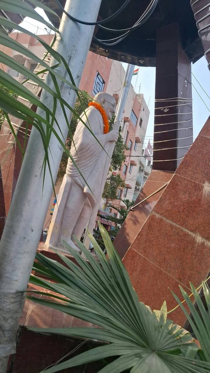 महात्मा गांधी जयंती के अवसर पर शहीद चौक में अधिष्ठापित गांधी जी के मूर्ति पर डीएम, एसपी एवं जिला के वरीय पदाधिकारी गणों के द्वारा माल्यार्पण किया गया*
कटिहार, 02 अक्टूबर 2026 शुक्रवार ।
गांधी जयंती के अवसर पर शहीद चौक अवस्थित राष्ट्रपिता महात्मा गांधी के आदमकद प्रतीमा जिला पदाधिकारी कटिहार आशुतोष द्विवेदी,पुलिस अधीक्षक कटिहार परिचय कुमार,उप विकास आयुक्त डॉ नेहा, नगर आयुक्त कटिहार, अनुमंडल पदाधिकारी कटिहार सद,अपर समाहर्ता कटिहार, जिला जनसंपर्क पदाधिकारी कटिहार, जिला कृषि पदाधिकारी कटिहार, उपनिदेशक अल्पसंख्यक कल्याण एवं बड़ी संख्या में जिला स्तरीय पदाधिकारी गण एवं आम जनों ने माल्यार्पण कर उन्हें श्रद्धा सुमन अर्पित किए गए।
इस अवसर पर जिला पदाधिकारी, आशुतोष द्विवेदी कटिहार ने कहा कि महात्मा गांधी के सत्य, अहिंसा एवं सत्याग्रह के विचार आज भी प्रासंगिक हैं। गांधी जी ने स्वच्छता को भी अपने जीवन एवं विचारों में विशेष महत्व दिया था। उन्होंने कहा कि गांधी जी के विचारों और आदर्शों को केवल स्मरण करने तक सीमित न रखते हुए उन्हें अपने आचरण एवं दैनिक जीवन में अपनाने की आवश्यकता है।
कार्यक्रम में पुलिस अधीक्षक, कटिहार श्री परिचय कुमार ने भी महात्मा गांधी के आदमकद प्रतीमा पर माल्यार्पण कर उन्हें श्रद्धांजलि अर्पित की।
कार्यक्रम के दौरान उपस्थित पदाधिकारियों एवं कर्मियों ने महात्मा गांधी के सत्य, अहिंसा, सत्याग्रह, स्वच्छता एवं जनसेवा के आदर्शों को अपने जीवन एवं कार्यशैली में अपनाने का संकल्प लिया।
जिला जनसंपर्क पदाधिकारी,
कटिहार।
Information & Public Relations Department, Government of Bihar @topfans #CMSamrat #samratchoudhary #follower #katihar #MahatmaGandhi