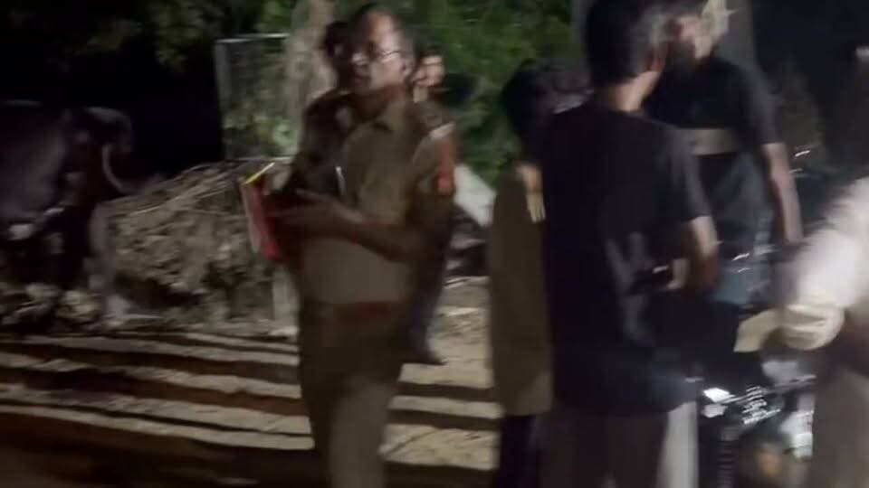 ब्रेकिंग देवरिया
➡️ RSS कार्यकर्ता रामेश्वर तिवारी हत्याकांड में बड़ी कार्रवाई
➡️ लार SHO राकेश कुमार और SI राममूरत निलंबित
➡️ दो बीट सिपाहियों पर भी गिरी गाज, SP ने किया निलंबित
➡️ DIG गोरखपुर जोन एस.चन्नप्पा ने घटनास्थल का किया निरीक्षण
➡️ पुलिस की लापरवाही के आरोपों में चार पुलिसकर्मियों पर हुयी कार्रवाई
➡️ 06 नामजद समेत 10 अज्ञात के खिलाफ मुकदमा दर्ज
➡️ रास्ते के विवाद में मारपीट के बाद इलाज के दौरान हुई थी रामेश्वर की मौत