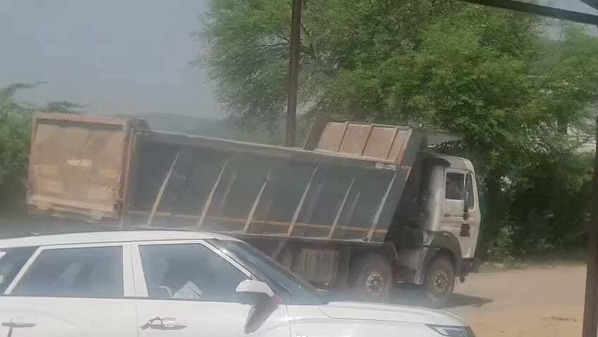 धर्मनगरी चित्रकूट में नो-एंट्री बेअसर, सड़कों पर दौड़ रहे ओवरलोड बालू के ट्रक
धर्मनगरी चित्रकूट में भारी वाहनों के प्रवेश पर लगाई गई नो-एंट्री व्यवस्था सवालों के घेरे में है। आरोप है कि प्रतिबंध के बावजूद बालू से लदे ओवरलोड ट्रक लगातार चित्रकूट के अंदर प्रवेश कर रहे हैं। बताया जा रहा है कि भारी वाहन *पीली कोठी मार्ग से प्रवेश कर राजौला बायपास होते हुए धर्मनगरी के कई इलाकों तक पहुंच रहे हैं।
स्थानीय लोगों का कहना है कि दिन के समय मे इन ट्रकों की आवाजाही से यातायात व्यवस्था प्रभावित हो रही है। ओवरलोड वाहनों के कारण सड़क सुरक्षा को लेकर भी चिंता बनी हुई है। सवाल यह है कि जब नो-एंट्री लागू है तो इन भारी वाहनों को शहर के भीतर प्रवेश की अनुमति आखिर कैसे मिल रही है?
