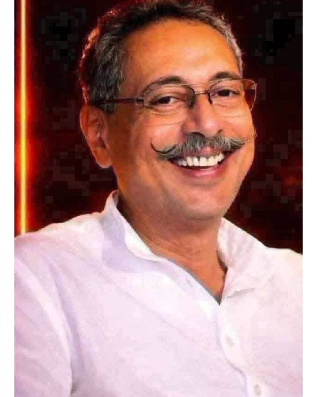 भरतपुर: पूर्व कैबिनेट मंत्री विश्वेंद्र सिंह की पोस्ट से सियासी हलचल, पार्टी नेतृत्व पर साधा निशाना
पूर्व कैबिनेट मंत्री विश्वेंद्र सिंह ने सोशल मीडिया पर एक भावुक और तल्ख पोस्ट साझा कर पार्टी नेतृत्व पर सवाल खड़े किए हैं। उन्होंने लिखा कि उन्होंने जीवन में हमेशा अपने इष्ट गिरिराज महाराज और अंतरात्मा की आवाज सुनकर ही फैसले लिए हैं।
विश्वेंद्र सिंह ने पोस्ट में कहा कि कुछ “छुटभैये और तथाकथित नेताओं” द्वारा दिए गए अनर्गल बयानों से उनके कार्यकर्ताओं में आक्रोश है और उनका अंतरमन भी दुखी एवं व्यथित है। उन्होंने कहा कि जिस पार्टी के लिए उन्होंने अपना जीवन न्यौछावर कर दिया, यदि उसी पार्टी ने उनकी निष्ठा, ईमानदारी और कर्तव्यपरायणता का यह सिला दिया है तो वे अंदर से बहुत आहत हुए हैं।
उन्होंने अपने मान-सम्मान और स्वाभिमान का उल्लेख करते हुए कहा कि उन्होंने कभी अपने उसूलों और आदर्शों से समझौता नहीं किया। साथ ही मौजूदा “चापलूसी की परंपरा” को लेकर कार्यकर्ताओं में नाराजगी की बात कही।
विश्वेंद्र सिंह ने लिखा कि यदि सच को सच कहना और गलत व झूठ का साथ नहीं देना पाप है, तो वे यह काम हर बार करेंगे। उन्होंने कहा, “मैं न गलत करता हूं, न ही गलत सहन करता हूं।”
पोस्ट में उन्होंने अपने सार्वजनिक जीवन को जनता की देन बताते हुए कहा कि उनका जीवन खुली किताब और बेदाग है। उन्होंने अपने कार्यकर्ताओं, मतदाताओं, क्षेत्रवासियों और प्रदेशवासियों के लिए जीवन समर्पित करने की बात कही।
सबसे अहम बात में विश्वेंद्र सिंह ने लिखा कि “ऐसी परिस्थिति में दम घुटने से मरने के बजाय स्वाभिमान की मौत मरना बेहतर है” और अपने पुरखों के सिद्धांतों का अनुसरण करते हुए पार्टी नेतृत्व को “अलविदा” कहने में ही अपनी भलाई समझते हैं।
उन्होंने अंत में लिखा कि शायद अब वे पार्टी की “गलत रीति-नीति” के साथ कदमताल नहीं कर पाएंगे। पोस्ट के साथ उन्होंने राहुल गांधी, सुखजिंदर सिंह रंधावा, अशोक गहलोत, सचिन पायलट, गोविंद सिंह डोटासरा और टीकाराम जूली को भी टैग किया है।
विश्वेंद्र सिंह की इस पोस्ट के बाद राजस्थान कांग्रेस, खासकर भरतपुर की राजनीति में चर्चाओं का दौर तेज हो गया है। हालांकि, पोस्ट में उन्होंने औपचारिक रूप से पार्टी छोड़ने की घोषणा की है या यह नाराजगी के बीच दिया गया राजनीतिक संदेश है, यह आगे उनके अगले कदम से स्पष्ट