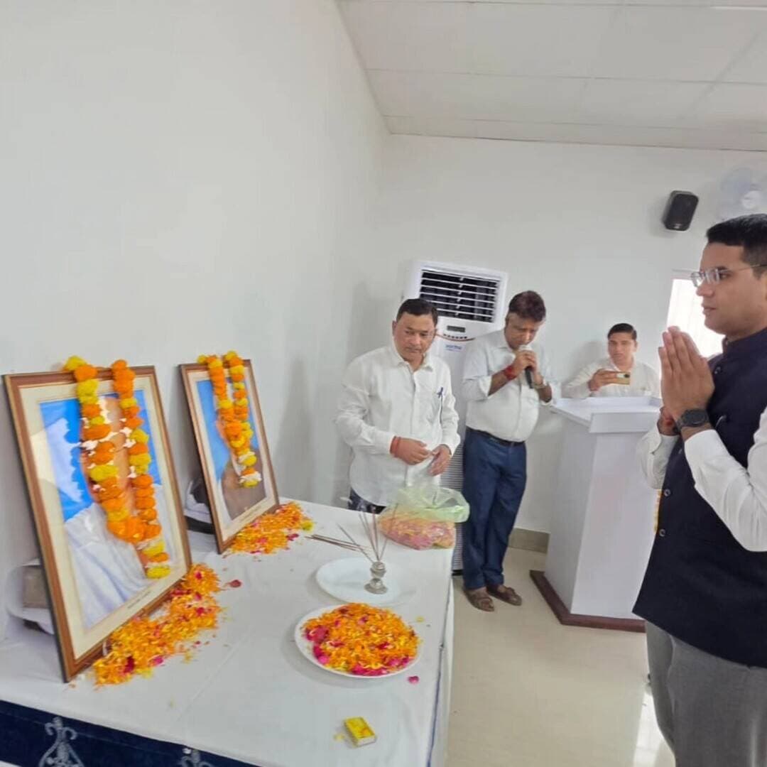 #Balrampur ! कलेक्ट्रेट में सादगी से मनाई गई बापू और शास्त्री जी की जयंती...
डीएम डॉ. विपिन कुमार जैन ने महापुरुषों को दी श्रद्धांजलि, अधिकारियों को दिए कर्तव्यनिष्ठा के निर्देश
02 अक्टूबर 2026: राष्ट्रपिता महात्मा गांधी और पूर्व प्रधानमंत्री भारत रत्न लाल बहादुर शास्त्री की जयंती पर कलेक्ट्रेट परिसर में भव्य गोष्ठी का आयोजन किया गया। कार्यक्रम का शुभारंभ जिलाधिकारी डॉ. विपिन कुमार जैन ने दोनों महान विभूतियों के चित्रों पर माल्यार्पण एवं पुष्प अर्पित कर किया।
गोष्ठी को संबोधित करते हुए जिलाधिकारी डॉ. विपिन कुमार जैन ने कहा कि सत्य, अहिंसा, सादगी और कर्तव्यनिष्ठा के आदर्शों को दैनिक जीवन व आचरण में आत्मसात करना ही महापुरुषों के प्रति सच्ची श्रद्धांजलि है। उन्होंने कहा कि गांधी जी के विचारों और शास्त्री जी के ‘जय जवान-जय किसान’ के संदेश से प्रेरणा लेकर अधिकारियों को अपने शासकीय दायित्वों का पूरी निष्ठा, पारदर्शिता और संवेदनशीलता के साथ निर्वहन करना चाहिए।
कार्यक्रम के दौरान सीएमएस (CMS) की छात्राओं ने गांधी जी का प्रिय भजन ‘रघुपति राघव राजा राम’ प्रस्तुत कर माहौल को देशभक्ति और सद्भाव के रंग में रंग दिया। जिलाधिकारी ने छात्राओं की भावपूर्ण प्रस्तुति की सराहना करते हुए उन्हें पुरस्कार प्रदान कर पुरस्कृत किया।
इस अवसर पर अपर जिलाधिकारी (वित्त एवं राजस्व) संदीप केला, अपर जिलाधिकारी (न्यायिक) शिव नारायण सिंह, अपर उपजिलाधिकारी सहित कलेक्ट्रेट के समस्त अधिकारी एवं कर्मचारी उपस्थित रहे।
#DMbalrampur #balrampur
