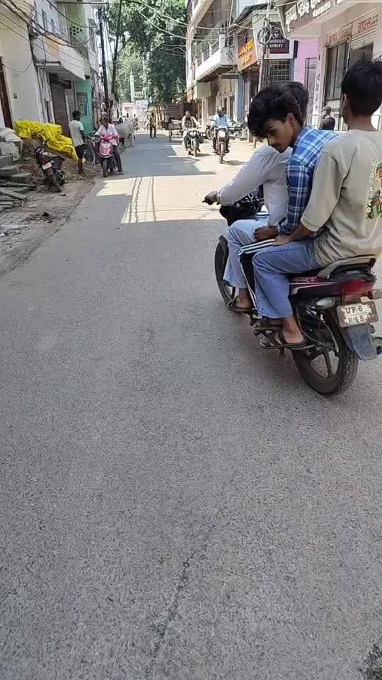 मिर्जापुर में रहे अमृत योजना कार्य से सुन्दर घाट में बना एक और गड्ढा,,,,
