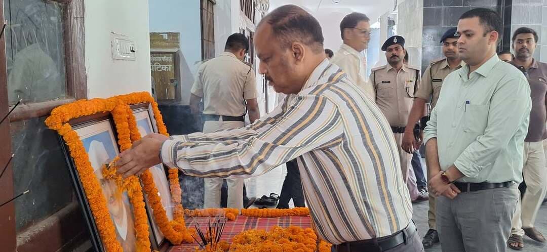समाहरणालय, सहरसा
(जिला जनसंपर्क कार्यालय)
प्रेस विज्ञप्ति 01
*गांधी जयंती एवं पूर्व प्रधानमंत्री लाल बहादुर शास्त्री की जयंती पर श्रद्धापूर्वक किया गया माल्यार्पण*
सहरसा, 02 अक्टूबर 2026
गांधी जयंती एवं भारत के पूर्व प्रधानमंत्री स्वर्गीय लाल बहादुर शास्त्री की जयंती के अवसर पर आज दिनांक 02 अक्टूबर 2026 को समाहरणालय, सहरसा के बरामदे पर श्रद्धांजलि कार्यक्रम का आयोजन किया गया। इस अवसर पर जिलाधिकारी, सहरसा श्री दीपेश कुमार, भा०प्र०से० द्वारा राष्ट्रपिता महात्मा गांधी एवं पूर्व प्रधानमंत्री लाल बहादुर शास्त्री के चित्र पर पुष्प अर्पित कर माल्यार्पण किया गया तथा उन्हें श्रद्धापूर्वक नमन किया गया। कार्यक्रम के दौरान उपस्थित अधिकारियों द्वारा महात्मा गांधी के सत्य, अहिंसा, स्वच्छता एवं मानवता के संदेश तथा लाल बहादुर शास्त्री के सादगी, ईमानदारी, कर्तव्यनिष्ठा एवं राष्ट्रसेवा के आदर्शों को स्मरण किया गया। अधिकारियों ने दोनों महान विभूतियों के आदर्शों एवं उनके बताए मार्ग पर चलने का संकल्प लिया। इस अवसर पर उप विकास आयुक्त, सहरसा, अपर समाहर्ता, सहरसा, जिला परिवहन पदाधिकारी, जिला आपूर्ति पदाधिकारी सहित समाहरणालय के अन्य पदाधिकारी एवं कर्मियों द्वारा भी महात्मा गांधी एवं लाल बहादुर शास्त्री के चित्र पर माल्यार्पण कर श्रद्धांजलि अर्पित की गई।
#CMSamrat
#samratchoudhary