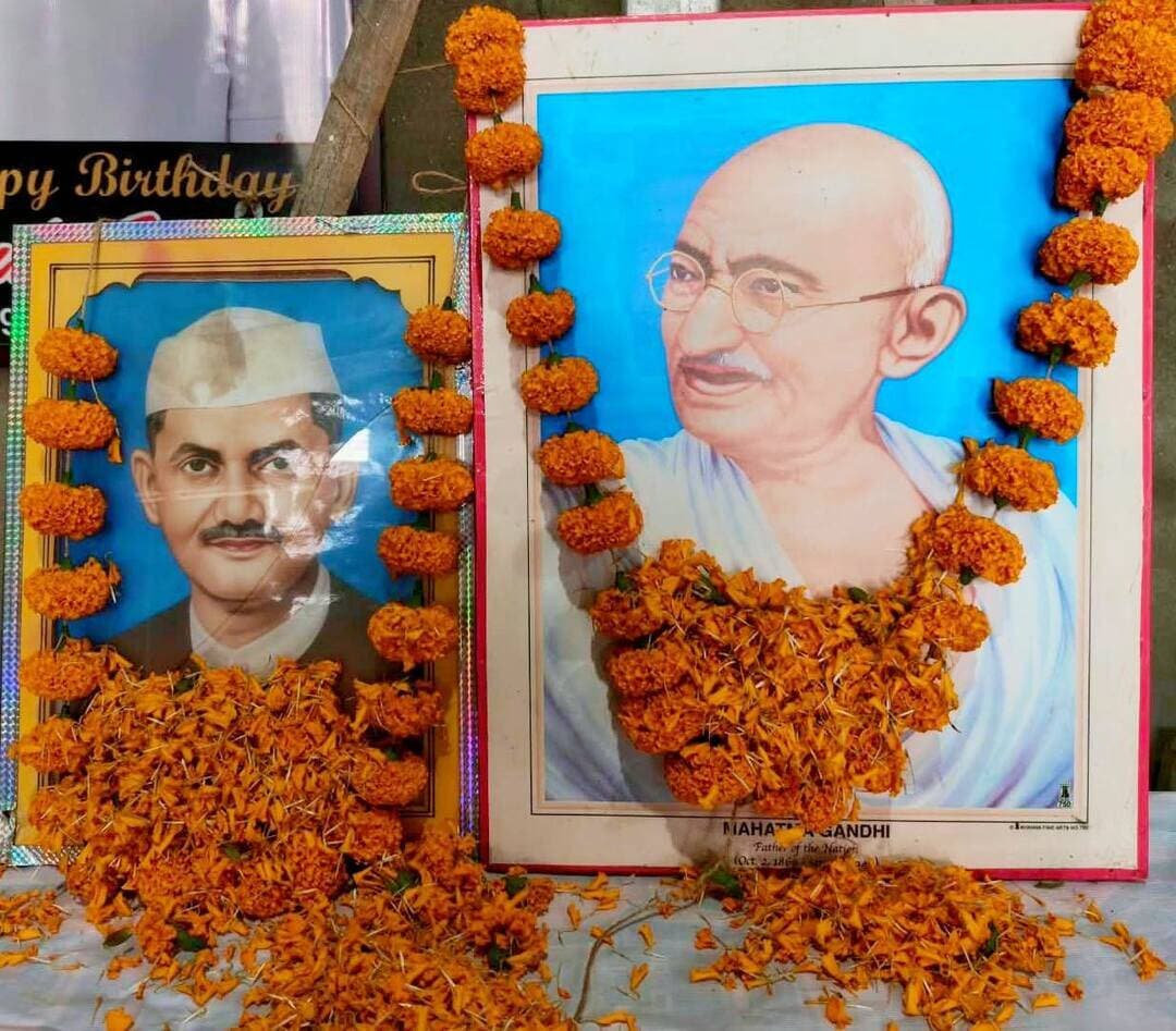 राष्ट्रपिता महात्मा गांधी एवं पूर्व प्रधानमंत्री स्वतंत्रता सेनानी लाल बहादुर शास्त्री की जयंती पर शत-शत नमन।
किशनगंज जिला में आज दिनांक 02 अक्टूबर 2026 को कांग्रेस कार्यालय एवं रमजान पुल स्थित गांधी घाट पर राष्ट्रपिता महात्मा गांधी तथा पूर्व प्रधानमंत्री लाल बहादुर शास्त्री की जयंती के अवसर पर श्रद्धांजलि कार्यक्रम आयोजित किया गया।
कार्यक्रम की अध्यक्षता किशनगंज कांग्रेस जिला अध्यक्ष शहाबुल अख्तर ने की मुख्य अतिथि किशनगंज विधायक कमरुल होदा की गरिमामयी उपस्थिति रही।
कार्यक्रम का नेतृत्व किशनगंज युवा कांग्रेस जिला अध्यक्ष मो. आज़ाद साहिल ने किया।
कार्यक्रम में किशनगंज नगर अध्यक्ष सजल कुमार साह, जिला उपाध्यक्ष अरुण कुमार साह, कांग्रेस के वरिष्ठ नेता मो. लाल, विधायक प्रतिनिधि इदु हुसैन, जिला उपाध्यक्ष तौसीफ़ अंजार, OBC प्रदेश महासचिव सम्भू यादव, एससी-एसटी जिला अध्यक्ष मनोज कुमार, जिला प्रवक्ता जुल्फेकार अंसारी, किशनगंज प्रखंड अध्यक्ष कमरूल होदा, जिला सचिव सुमेंद्र बहादुर, किशनगंज नगर महासचिव तनवीर आलम, युवा कांग्रेस जिला महासचिव मोहम्मद सलाम, नगर उपाध्यक्ष मो. हबीब, युवा कांग्रेस नगर उपाध्यक्ष गौतम साह, युवा कांग्रेस नगर महासचिव शुभम कुमार, वरिष्ठ नेता अबूबकर, कांग्रेस नेता मो. आसिफ, युवा कांग्रेस नेता मो. आबिद, युवा कांग्रेस नगर सचिव आकाश दास, कांग्रेस नेता रियाजुल, युवा कांग्रेस नेता मो. आमिर, कांग्रेस महासचिव मो. शम्सुद्दीन सहित कांग्रेस पार्टी के अनेक सम्मानित पदाधिकारी एवं कार्यकर्ता मौजूद रहे।
इस अवसर पर सभी ने महात्मा गांधी तथा लाल बहादुर शास्त्री की जयंती पर उन्हें श्रद्धासुमन अर्पित किए तथा उनके आदर्शों और विचारों को याद किया।
महात्मा गांधी जी का सत्य और अहिंसा का मार्ग तथा लाल बहादुर शास्त्री जी का सादगी, कर्तव्यनिष्ठा और देशसेवा का जीवन हम सभी के लिए सदैव प्रेरणास्रोत रहेगा। #viralreels #viralreelschallenge #viralchallenge #viralpost #vacaciones #BIG_BREAKING #videogames #newyork #2026Goals