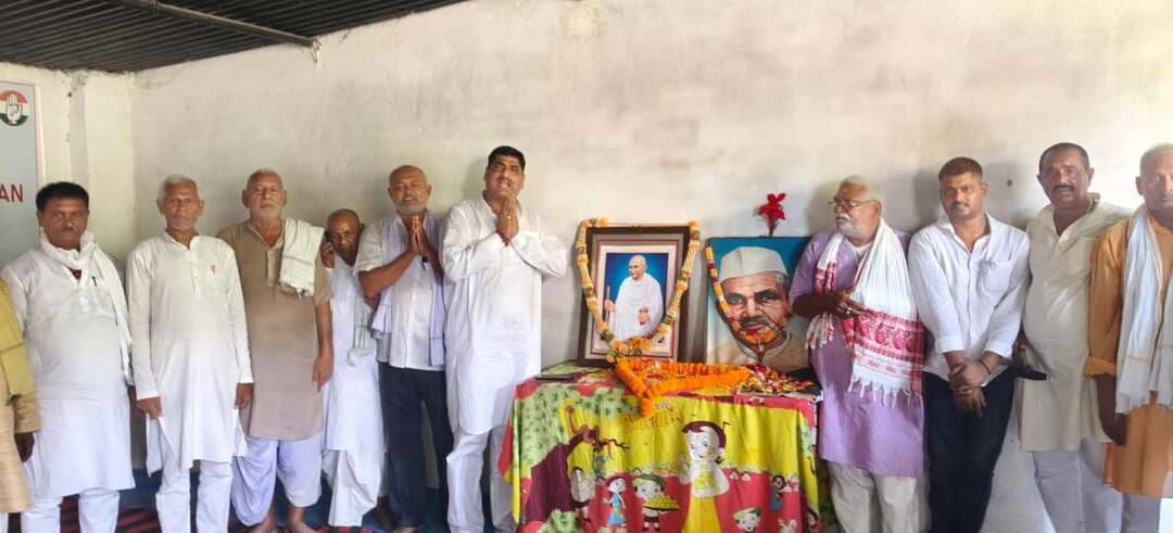 गांधी-शास्त्री जयंती पर कांग्रेसजनों ने अर्पित की श्रद्धांजलि
लखीसराय। जिला कांग्रेस कार्यालय चितरंजन आश्रम में राष्ट्रपिता महात्मा गांधी की जयंती विश्व अहिंसा दिवस के रूप में तथा पूर्व प्रधानमंत्री लाल बहादुर शास्त्री की जयंती श्रद्धा एवं सम्मान के साथ मनाई गई। कार्यक्रम में जिला कांग्रेस कमेटी के अध्यक्ष अमरेश कुमार अनीश ने महात्मा गांधी और लाल बहादुर शास्त्री के चित्र पर माल्यार्पण कर श्रद्धांजलि अर्पित की।
इस अवसर पर अमरेश कुमार अनीश ने कहा कि महात्मा गांधी का सत्य, अहिंसा और स्वच्छता का संदेश आज भी समाज और देश के लिए प्रासंगिक है। वहीं, लाल बहादुर शास्त्री की सादगी, ईमानदारी, त्याग और देश के प्रति समर्पण सभी के लिए प्रेरणास्रोत है। उन्होंने कहा कि दोनों महापुरुषों के विचारों को अपने जीवन में अपनाकर समाज में शांति, सद्भाव और भाईचारे को मजबूत किया जा सकता है।
कार्यक्रम में उचित झा, शत्रुघ्न सिंह, उचित यादव, पंकज वर्मा, वीरेंद्र सिंह, हीरा रजक, अलख निरंजन, महेश प्रसाद सिंह, जय किशोर यादव, मधेश्वरा सिंह, दयानंद दास, दीपक कुमार और मंटू कुमार सहित बड़ी संख्या में कांग्रेसजन उपस्थित रहे।