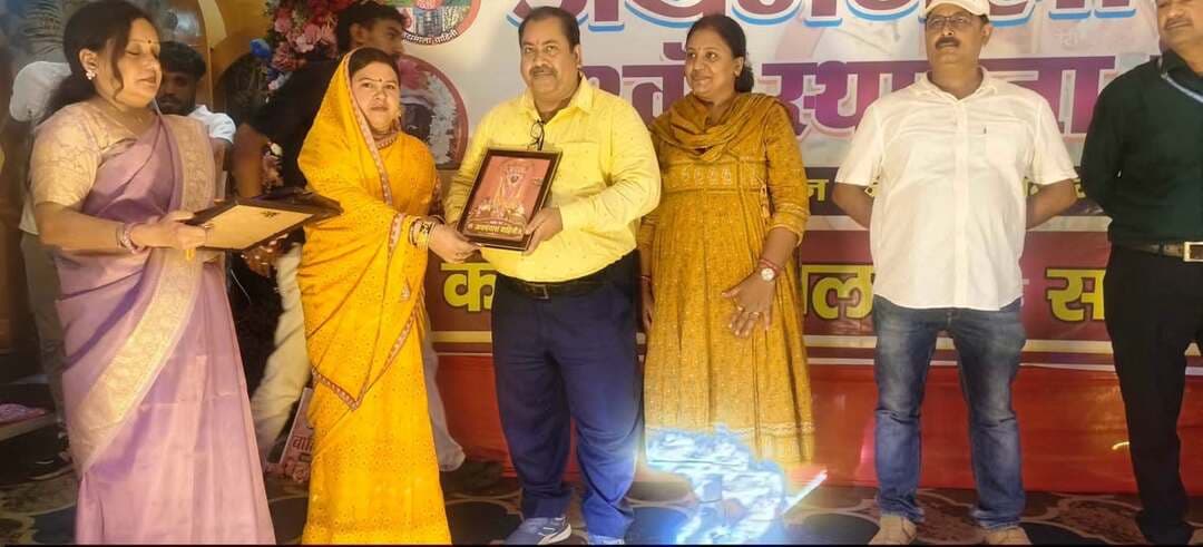 *जयमंगला वाहिनी के स्थापना दिवस पर रक्तदान करने वाले रक्तवीर,रक्तवीरांगना, सहयोगियों व पत्रकार बंधुओ को किया सम्मानित*
संवाददाता मुकेश कुमार
जयमंगला वाहिनी परिवार
द्वारा रतनपुर के स्प्लैश बैंक्वेट हॉल में 8वां स्थापना दिवस सह सम्मान समारोह आयोजित किया गया। इसमें सात सौ से अधिक रक्तवीर,रक्तवीरांगना, सहयोगियों व पत्रकार बंधुओ को उनकी तस्वीर भेंट कर सम्मानित किया गया। मंच संचालन खुशी मिश्रा, सुमित कुमार, संदीप कुमार ने संयुक्त रूप से किया। इस अवसर पर दिनकर कोचिंग सेंटर, विहान एकेडमी एवं न्यू मॉडल पब्लिक स्कूल के बच्चों ने सांस्कृतिक कार्यक्रम प्रस्तुत किया।
इस अवसर पर समाजसेवा, सांस्कृतिक विरासत, गौ-रक्षा को लेकर गंभीर चर्चा हुई। जीते जी रक्तदान, मरने के बाद अंगदान एवं देहदान के अभियान को गति देने का संकल्प भी दुहराया गया। समारोह के मुख्य अतिथि जिला विधिक सेवा प्राधिकार के सचिव करुणानिधि प्रसाद आर्य ने सम्मानित करते हुए कहा कि पांच हजार से अधिक लोगों की जान बचाने के लिए रक्तदान का हिस्सा बनना बड़ी बात है। समाज ऐसे ही कार्यकर्ताओं की बदौलत बेहतर रूप गढ़ता है।
मेयर पिंकी देवी एवं पूर्व मेयर संजय कुमार को भी जयमंगला वाहिनी परिवार द्वारा सम्मानित किया गया। पूर्व मेयर ने कहा कि बेगूसराय के बारे में जो गलत सोचते हैं, उन्हें जयमंगला
वाहिनी परिवार के युवाओं से मिलना चाहिए। इन युवाओं से मिलकर उनकी गलत धारणा बदल जाएगी। इस अवसर पर डॉ. रंजन चौधरी ने महिलाओं को रक्तदान के लिए प्रेरित करते हुए कहा कि उचित खानपान पर महिलाओं को विशेष ध्यान देने की जरूरत हैं। समारोह के दौरान जिले में 110 एवं राज्य में पांच हजार से अधिक थैलेसिमिया पीड़ित बच्चों को लेकर रक्तदान करने का विशेष अनुरोध किया गया।
उपाध्यक्ष सुजीत कुमार ने कहा कि शादी से पूर्व एचबीए 2 यानी हीमोग्लोबिन ए2 टेस्ट कराने से थैलेसीमिया माइनर एवं मेजर का पता चल जाता है। यदि लड़का या लड़की में से कोई मेजर है, तो उनकी शादी नहीं होनी चाहिए। इससे थैलेसिमिया को फैलने से रोका जा सकता है। अन्यथा यह फैलता ही रहेगा। इन रक्त वीरों को किया गया सम्मानित
इस अवसर पर मेयर पिंकी देवी,पूर्व मेयर संजय सिंह, बाइट कंप्यूटर के निदेशक संजय सिंह, उप मेयर अनिता राय, डॉ. पुतुल, डॉ. आनंद वत्स,डॉ. रंजन चौधरी, स्प्लैश बैंक्वेट हॉल के मालिक पुष्कर गौतम,बिहारी लाल स्वीट्स के मालिक अमित सिन्हा,सेंट जोसेफ पब्लिक स्कूल के निर्देशक अभिषेक कुमार,रोटरी ब्लड सेंटर,राष्ट्रकवि दिनकर रक्त केंद्र,मीरा ब्लड बैंक,चंद्रमौली वत्स,रंजना, उज्ज्वल,राजीव कुमार,भाजपा के पूर्व जिलाध्यक्ष संजय सिंह, रौशन कुमार, संजय गौतम,गुलशन कुमार,मनोज वत्स, सहित अन्य लोगों को सम्मानित किया गया।जयमंगला वाहिनी परिवार के अध्यक्ष महेश वत्स ने कार्यक्रम को सफल बनाने में योगदान दे रहे तमाम सदस्यों व सहयोगियों के प्रति आभार व्यक्त किया।