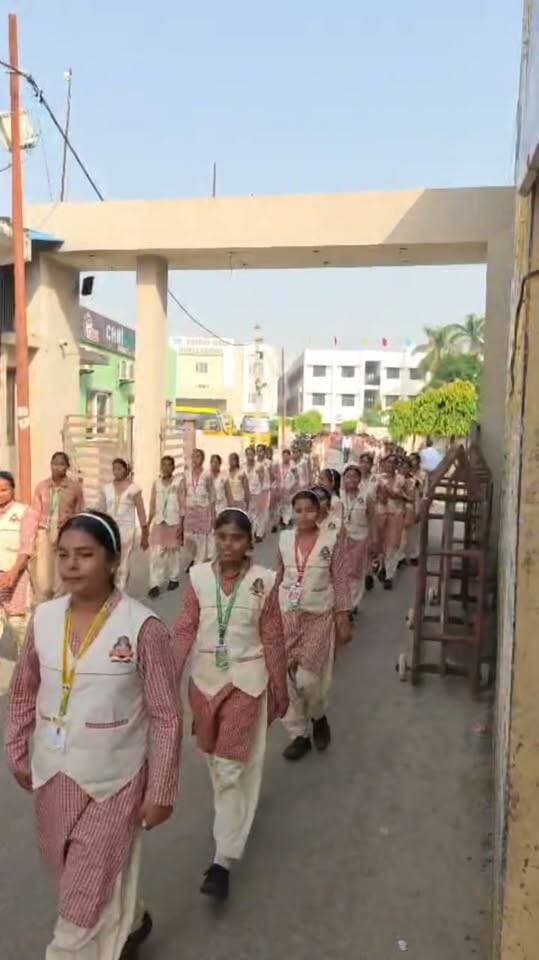 🇮🇳 गांधी-शास्त्री जयंती पर विद्यार्थियों ने निकाली प्रभात फेरी, गूंजे देशभक्ति के नारे!
🎓 चौधरी सुघर सिंह इंटर कॉलेज के छात्रों ने दिया सत्य, अहिंसा, स्वच्छता और देशसेवा का संदेश
📍 जसवंतनगर, इटावा
महात्मा गांधी एवं पूर्व प्रधानमंत्री लाल बहादुर शास्त्री की जयंती के अवसर पर चौधरी सुघर सिंह इंटर कॉलेज में प्रभात फेरी निकाली गई। छात्र-छात्राएं अनुशासन के साथ कतारबद्ध होकर आसपास के प्रमुख मार्गों से गुजरे और देशभक्ति, स्वच्छता व जागरूकता से जुड़े नारे लगाए।
विद्यालय में विद्यार्थियों को गांधीजी के सत्य, अहिंसा और स्वच्छता तथा शास्त्रीजी की सादगी, ईमानदारी और देशसेवा के आदर्शों को जीवन में अपनाने के लिए प्रेरित किया गया।
💬 आपके स्कूल में भी गांधी-शास्त्री जयंती पर ऐसा आयोजन हुआ? कमेंट में बताएं।
🇮🇳 देशभक्ति के नारों से गूंजा जसवंतनगर!
#DPSChannel #Jaswantnagar #Etawah #GandhiJayanti #LalBahadurShastri