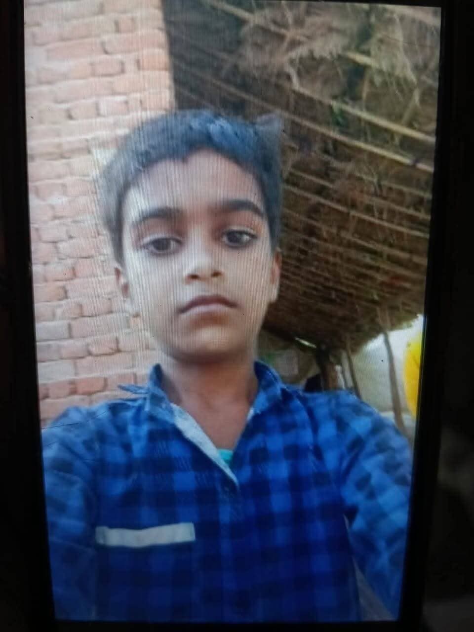 बघार में नहाने गए किशोर की डूबने से मौत, ग्रामीणों ने कड़ी मशक्कत के बाद निकाला शव
साथियों के साथ नहाने गया था 13 वर्षीय शेखर, गहरे पानी में डूबा; सीएचसी में डॉक्टर ने मृत घोषित किया
नवाबगंज। थाना क्षेत्र के नगला दमू गांव में शुक्रवार सुबह बघार में नहाने गए 13 वर्षीय किशोर की गहरे पानी में डूबने से मौत हो गई। किशोर को डूबता देख साथ गए बच्चों ने शोर मचाया। आवाज सुनकर आसपास के ग्रामीण मौके पर पहुंचे और पानी में उतरकर काफी मशक्कत के बाद किशोर को बाहर निकाला। परिजन उसे ई-रिक्शा से सीएचसी नवाबगंज लेकर पहुंचे, जहां चिकित्सक ने जांच के बाद मृत घोषित कर दिया। सूचना पर पहुंची पुलिस ने शव का पंचनामा भरकर पोस्टमार्टम के लिए भेज दिया।
नगला दमू गांव निवासी रजनीश गुजरात में नौकरी करते हैं। उनका परिवार गांव में मकान बनाकर रहता है। शुक्रवार सुबह करीब 11 बजे उनका 13 वर्षीय पुत्र शेखर गांव के अन्य बच्चों के साथ नवाबगंज-कायमगंज मार्ग पर गांव से आगे स्थित बघार में नहाने गया था। नहाते समय शेखर अचानक गहरे पानी में चला गया और डूबने लगा। यह देखकर साथ मौजूद बच्चों ने चीख-पुकार मचा दी।
शोर सुनकर राज, अनुराग और कमल घर पहुंचे और शेखर के ताऊ राजू को घटना की जानकारी दी। जानकारी मिलते ही राजू समेत अन्य ग्रामीण बघार की ओर दौड़ पड़े। इसी दौरान कुतुबुद्दीनपुर निवासी दलवीर सिंह, सर्वेश सिंह समेत चार-पांच ग्रामीण पानी में उतर गए। ग्रामीणों ने काफी मशक्कत के बाद शेखर को पानी से बाहर निकाला।
परिजन आनन-फानन उसे ई-रिक्शा से सामुदायिक स्वास्थ्य केंद्र नवाबगंज लेकर पहुंचे। यहां डॉक्टर रितेश कुमार ने जांच के बाद शेखर को मृत घोषित कर दिया। घटना की सूचना मिलते ही थाना प्रभारी निरीक्षक राजीव कुमार पुलिस बल के साथ सीएचसी पहुंचे और परिजनों से घटना की जानकारी ली।
परिजनों के अनुसार शेखर तीन भाइयों में दूसरे नंबर का था। उसके बड़े भाई सागर की उम्र 15 वर्ष और छोटे भाई श्रेयांश की उम्र पांच वर्ष है। घटना के बाद मां सोनी, ताऊ राजू समेत अन्य परिजनों का रो-रोकर बुरा हाल हो गया। घर में चीख-पुकार मच गई।
बताया गया कि शेखर नवाबगंज नगर के एक स्कूल में कक्षा चार का छात्र था। शुक्रवार सुबह वह स्कूल गया था और करीब 11 बजे घर लौटा था। इसके बाद दोस्तों के साथ बघार में नहाने चला गया, जहां अचानक हुए हादसे में उसकी जान चली गई।
सूचना के बाद पुलिस ने मामले की कार्रवाई शुरू कर दी। दरोगा जगराम ने शव का पंचनामा भरकर पोस्टमार्टम के लिए भेज दिया। थाना प्रभारी निरीक्षक राजीव कुमार ने बताया कि शव को पोस्टमार्टम के लिए भेजा जा रहा है। मामले में आगे की कार्रवाई की जा रही है।