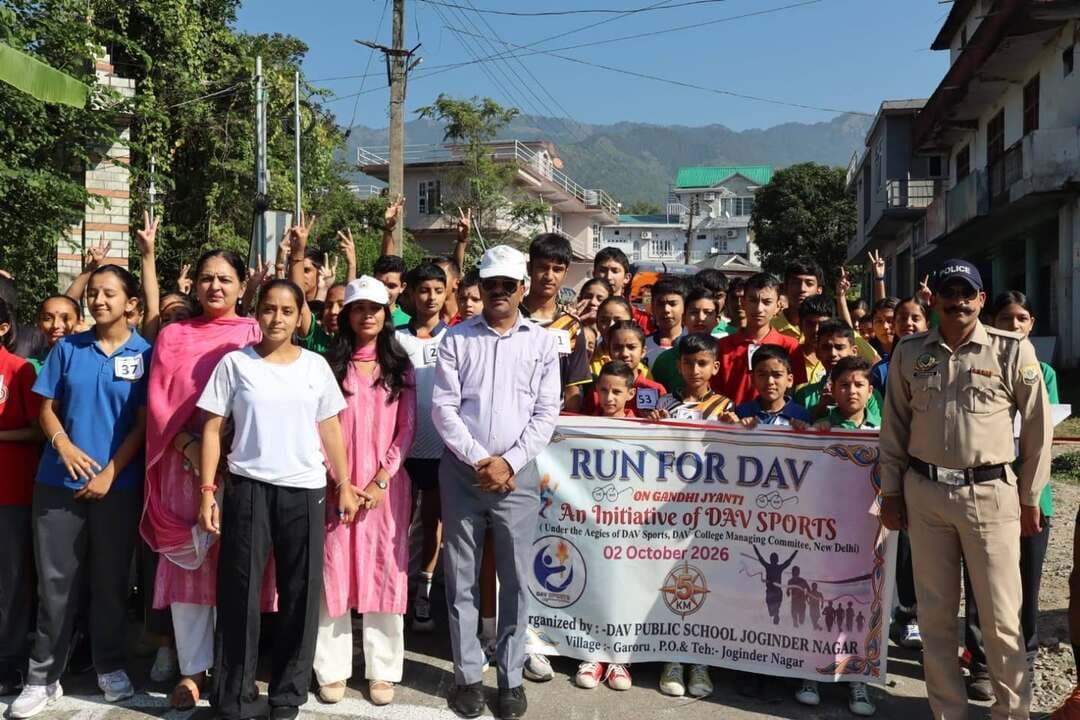 गांधी जयंती पर डीएवी पब्लिक स्कूल जोगिंदर नगर में मैराथन दौड़ का आयोजन
जोगिंदर नगर/पंकज पालिया।
राष्ट्रपिता महात्मा गांधी की जयंती के उपलक्ष्य में डीएवी पब्लिक स्कूल जोगिंदर नगर में विद्यार्थियों में स्वास्थ्य, अनुशासन, एकता और खेल भावना को बढ़ावा देने के उद्देश्य से मैराथन दौड़ का आयोजन किया गया। प्रतियोगिता में कक्षा छठी से बारहवीं तक के करीब 80 विद्यार्थियों ने उत्साहपूर्वक भाग लिया।
तीन किलोमीटर लंबी मैराथन बालकरूपी गेट से माउंट मौर्य विद्यालय तक आयोजित की गई। सुबह 9 बजे निर्धारित ड्रेस कोड में विद्यार्थी एकत्रित हुए और पूरे जोश एवं उमंग के साथ दौड़ में हिस्सा लिया। विद्यार्थियों ने दौड़ के माध्यम से स्वस्थ जीवनशैली, नियमित व्यायाम और अनुशासित जीवन का संदेश दिया।
प्रतियोगिता के अंडर-14 बालक वर्ग में प्रणव ने प्रथम, वंश ने द्वितीय और अक्षत ने तृतीय स्थान प्राप्त किया। अंडर-14 छात्रा वर्ग में श्रेया प्रथम, आन्वी द्वितीय और शांभवी तृतीय स्थान पर रहीं।
इसी प्रकार अंडर-19 बालक वर्ग में अक्षत ने प्रथम, गौरव ने द्वितीय तथा प्रबल ने तृतीय स्थान हासिल किया। अंडर-19 छात्रा वर्ग में सारवी ने प्रथम, अनेशा ने द्वितीय और अंकिता ने तृतीय स्थान प्राप्त किया।
विद्यालय के प्रधानाचार्य संजय ठाकुर ने विजेता विद्यार्थियों को मैडल और प्रशस्ति-पत्र देकर सम्मानित किया। उन्होंने सभी प्रतिभागियों के उत्साह की सराहना करते हुए विजेताओं को बधाई दी।
प्रधानाचार्य संजय ठाकुर ने कहा कि इस प्रकार के आयोजन विद्यार्थियों में आत्मविश्वास, अनुशासन, धैर्य, सहयोग और खेल भावना विकसित करने के साथ-साथ उनके सर्वांगीण विकास में महत्वपूर्ण भूमिका निभाते हैं। उन्होंने कहा कि खेल एवं शारीरिक गतिविधियां बच्चों को स्वस्थ रखने के साथ उनमें राष्ट्रप्रेम, एकता और सकारात्मक सोच का भी विकास करती हैं।
विद्यालय प्रशासन की ओर से आयोजन को सफल बनाने के लिए विशेष प्रबंध किए गए। शिक्षकों ने विद्यार्थियों का उत्साहवर्धन करते हुए आयोजन में सहयोग दिया। विद्यालय द्वारा परिवहन सुविधा उपलब्ध न होने के बावजूद अभिभावकों ने पूर्ण सहयोग करते हुए अपने बच्चों को प्रतियोगिता में भाग लेने के लिए प्रोत्साहित किया।
मैराथन का आयोजन विद्यार्थियों के लिए उत्साह, ऊर्जा और सकारात्मक जीवन-मूल्यों से भरपूर रहा।