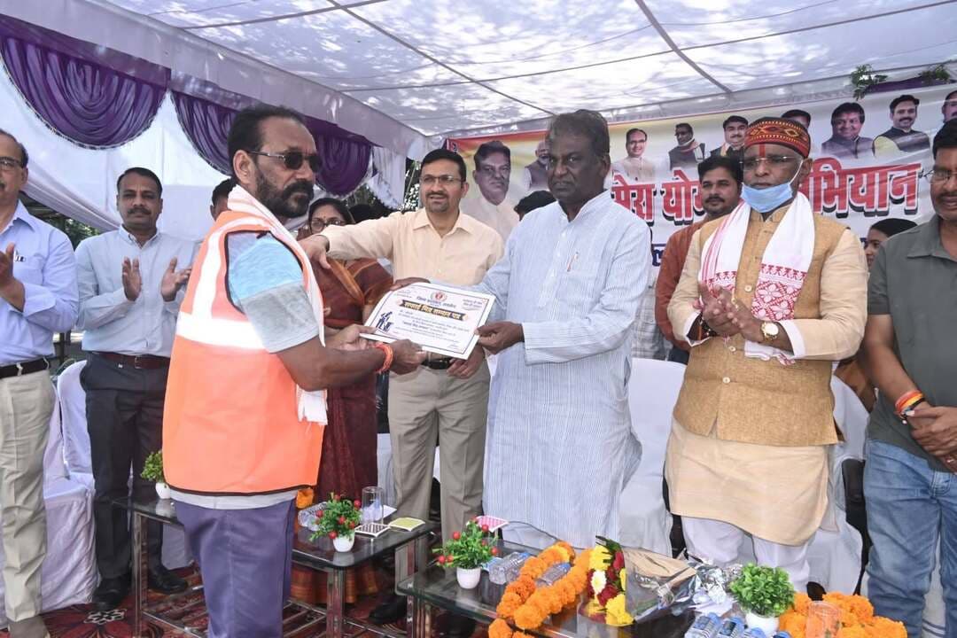सेवा संकल्प अभियान के तहत शुक्रवार को रायसेन में प्राचीन मिश्र तालाब पर स्वच्छता और पौधारोपण कार्यक्रम का आयोजन किया गया। जिसमें सांची विधायक डॉ प्रभुराम चौधरी, जिला पंचायत सीईओ श्री कमल सोलंकी तथा स्थानीय जनप्रतिनिधियों और अधिकारियों ने श्रमदान कर तालाब की सफाई की। साथ ही तालाब किनारे पौधरोपण भी किया। इस अवसर पर सांची विधायक डॉ चौधरी ने स्वच्छता मित्रों को सम्मानित भी किया। सभी ने स्वच्छता की शपथ भी ली।
#Raisen #सेवा_संकल्प_अभियान Jansampark Madhya Pradesh JDjansampark Bhopal Collector Office Raisen