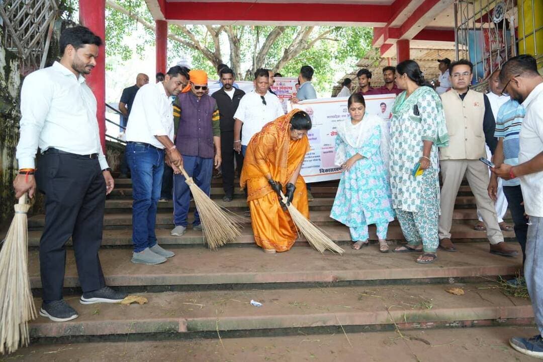 महात्मा गाँधी का मंत्र है ’स्वच्छता ही सेवा’ - मंत्री श्रीमती सम्पतिया उईके
गांधी जयंती पर माहिष्मती घाट पर लगाई झाड़ू, वृद्धाश्रम में बांटे वस्त्र, कम्बल और फल
राष्ट्रपिता महात्मा गाँधी की जयंती के अवसर पर सेवा संकल्प अभियान- सेवा मेरा योगदान के तहत शुक्रवार को प्रदेश की लोक स्वास्थ्य यांत्रिकी मंत्री श्रीमती सम्पतिया उईके ने माँ नर्मदा के पावन माहिष्मती घाट पहुँचकर स्वच्छता ही सेवा अभियान में सहभागिता की। उन्होंने स्वयं झाड़ू उठाकर घाट परिसर की सफाई की और उपस्थित जनप्रतिनिधियों, अधिकारियों व नागरिकों को स्वच्छता का संदेश दिया।
इस अवसर पर मंत्री श्रीमती उईके ने कहा कि पूज्य बापू ने हमें ’स्वच्छता ही सेवा’ का अमर मंत्र दिया है। उनका मानना था कि स्वच्छता केवल शारीरिक नहीं बल्कि मानसिक शुद्धता का भी प्रतीक है और स्वस्थ समाज का निर्माण तभी संभव है जब हम स्वच्छता को सेवा मानकर आत्मसात करें।
उन्होंने कहा कि मध्यप्रदेश सरकार मुख्यमंत्री के नेतृत्व में माँ नर्मदा के घाटों के संरक्षण और सौंदर्यीकरण की दिशा में निरंतर कार्य कर रही है। मंडला जिले के परिप्रेक्ष्य में उन्होंने जानकारी दी कि पर्यटन को बढ़ावा देने के लिए रेवा पथ से लेकर हनुमान घाट तक बोटिंग सुविधा शुरू करने पर विचार किया जा रहा है। इसके साथ ही शहर की यातायात व्यवस्था सुधारने के लिए नर्मदा जी की खाई पर मल्टी लेवल पार्किंग का निर्माण प्रगति पर है।
रेडक्रॉस वृद्धाश्रम में बांटे वस्त्र, कम्बल और फल
कार्यक्रम के पश्चात मंत्री श्रीमती उईके ने माहिष्मती घाट स्थित रेडक्रॉस द्वारा संचालित वृद्धाश्रम पहुँचकर बुजुर्गजनों से आत्मीय भेंट की। उन्होंने सभी बुजुर्गों को नवीन वस्त्र, कंबल और फलों की टोकरी वितरित की तथा उनका हालचाल जाना। इस दौरान बुजुर्गों ने माँ नर्मदा के उद्गम स्थल अमरकंटक के दर्शन की इच्छा व्यक्त की, जिस पर मंत्री ने शीघ्र ही अमरकंटक दर्शन यात्रा कराने का आश्वासन दिया।
इस अवसर पर नगर पालिका अध्यक्ष श्री विनोद कछवाहा, सिविल सर्जन डॉ. विजय धुर्वे, एसीईओ जिला पंचायत श्री विनोद मरावी, सामाजिक सुरक्षा अधिकारी श्री पीयूष पांडे सहित अन्य अधिकारी, कर्मचारी एवं नागरिक उपस्थित रहे।
Jansampark Madhya Pradesh
CM Madhya Pradesh
#mandla
Sampatiya Uikey
#सेवा_संकल्प_अभियान #SevaSankalpAbhiyan