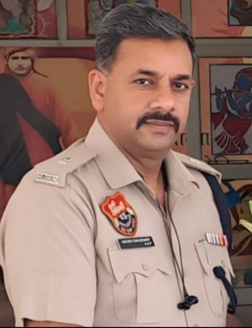 *जिला पुलिस का बिना हाई सिक्योरिटी नंबर प्लेट व बिना नंबर प्लेट वाहनों के खिलाफ विशेष चैंकिंग अभियान लगातार जारी*
*सितंबर माह में 10568 वाहनों के चालान किये, बिना नंबर प्लेट व बिना हाई सिक्योरिटी नंबर प्लेट के 1114 वाहन किये जब्त व एक करोड़ 93 लाख 83 हज़ार 300 रूपये का किया जुर्माना*
4-10
अतिरिक्त पुलिस अधीक्षक आशीष चौधरी ने जानकारी देते हुए बताया कि पुलिस महानिदेशक हरियाणा के निर्देशानुसार तथा पुलिस अधीक्षक कमलदीप गोयल के मार्गदर्शन में जिला पुलिस द्वारा बिना हाई सिक्योरिटी रजिस्ट्रेशन प्लेट (HSRP) तथा बिना नंबर प्लेट वाले वाहनों के खिलाफ विशेष अभियान चलाया जा रहा है। अभियान का उद्देश्य यातायात नियमों की पालना सुनिश्चित करना, अपराधों पर प्रभावी अंकुश लगाना तथा वाहन चालकों में कानून के प्रति जागरूकता बढ़ाना है।
अतिरिक्त पुलिस अधीक्षक आशीष चौधरी ने बताया कि जिले भर में विभिन्न स्थानों पर विशेष नाकाबंदी एवं वाहन जांच अभियान चलाए जा रहे हैं। इस दौरान मुहं पर कपडा बांधकर, बिना नंबर प्लेट, बिना हाई सिक्योरिटी नंबर प्लेट तथा नियमों का उल्लंघन करने वाले वाहन चालकों के चालान किए जा रहे हैं। उन्होंने कहा कि हाई सिक्योरिटी नंबर प्लेट प्रत्येक वाहन के लिए आवश्यक है और इससे वाहन की पहचान आसान होने के साथ-साथ अपराधों की जांच में भी पुलिस को महत्वपूर्ण सहायता मिलती है। उन्होंने वाहन मालिकों से अपील करते हुए कहा कि जिन वाहनों पर अभी तक हाई सिक्योरिटी नंबर प्लेट नहीं लगी है, वे शीघ्र निर्धारित प्रक्रिया के अनुसार इसे लगवाएं तथा बिना नंबर प्लेट वाहन चलाने से बचें। यातायात नियमों की अनदेखी करने वालों के विरुद्ध मोटर वाहन अधिनियम के तहत नियमानुसार कार्रवाई की जाएगी।
अतिरिक्त पुलिस अधीक्षक आशीष चौधरी ने कहा कि यह अभियान केवल चालान करने के उद्देश्य से नहीं, बल्कि सड़क सुरक्षा और कानून व्यवस्था को मजबूत बनाने के लिए चलाया जा रहा है। उन्होंने नागरिकों से यातायात नियमों का पालन करने तथा अपने वाहन के सभी दस्तावेज और नंबर प्लेट नियमानुसार रखने की अपील की। जिला पुलिस ने स्पष्ट किया कि विशेष अभियान के दौरान किसी भी प्रकार की लापरवाही या नियमों के उल्लंघन को गंभीरता से लिया जाएगा और दोषी वाहन चालकों के विरुद्ध नियमानुसार कार्रवाई अमल में लाई जाएगी।
*सितंबर माह में 10568 वाहनों के चालान किये, इनमे से बिना नंबर प्लेट व बिना हाई सिक्योरिटी नंबर प्लेट के 1114 वाहन किये जब्त व एक करोड़ 93 लाख 83 हज़ार 300 रूपये का किया जुर्माना*
अतिरिक्त पुलिस अधीक्षक आशीष चौधरी ने बताया कि सितम्बर माह में कुल 10568 वाहनों के चालान किये गए, इनमे से बिना नंबर प्लेट व बिना हाई सिक्योरिटी नंबर प्लेट के 1114 वाहन जब्त किये व एक करोड़ 93 लाख 83 हज़ार 300 रूपये का जुर्माना किया।