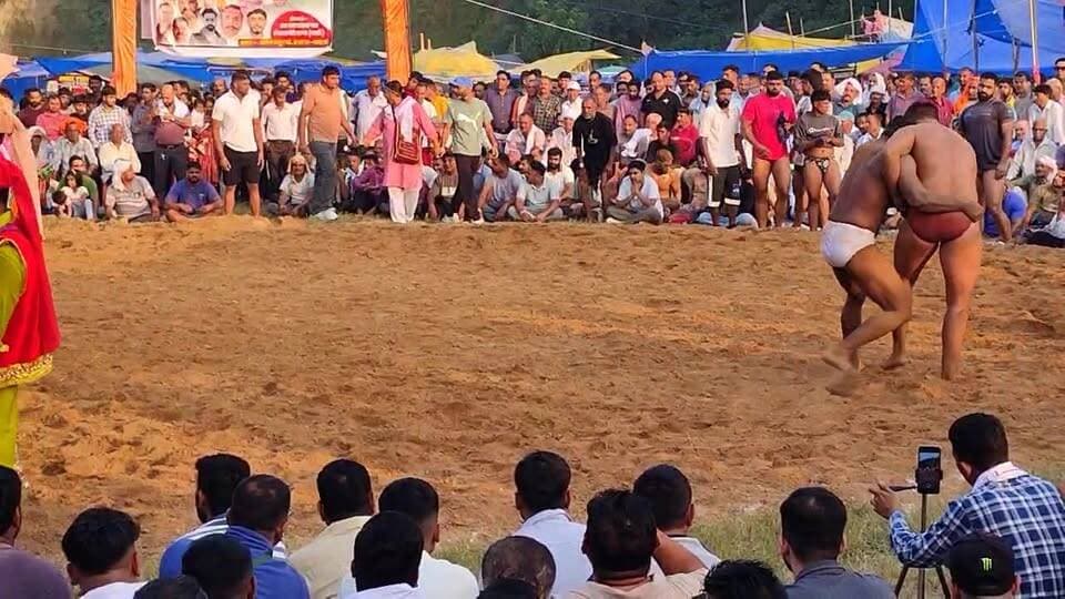 खन्ना (गरली) में विशाल दंगल शुरू, अखाड़े में पहलवानों ने दिखाया दमखम #देहरा #कांगड़ालाइव
रोमांचक कुश्ती मुकाबले जारी, दर्शकों में बढ़ा उत्साह; कांगड़ा लाइव पर सीधा प्रसारण #kangralive #dehra
खन्ना (गरली)। खन्ना (गरली) में जय बाबा बालक नाथ दंगल कमेटी की ओर से आयोजित विशाल दंगल शुरू हो गया है। अखाड़े में पहलवानों के बीच कुश्ती मुकाबले जारी हैं और पहलवान अपने शानदार दांव-पेंच से दर्शकों का मनोरंजन कर रहे हैं।
कुश्ती मुकाबले शुरू होते ही अखाड़े के आसपास दर्शकों की भीड़ जुट गई है। पहलवान एक-दूसरे को कड़ी चुनौती दे रहे हैं और हर मुकाबले के साथ दर्शकों का उत्साह बढ़ता जा रहा है। अखाड़े में जोरदार मुकाबलों का दौर जारी है।
दंगल में कैप्टन संजय पराशर मुख्य अतिथि के रूप में मौजूद हैं। दंगल कमेटी के प्रधान अनिल ठाकुर सहित कमेटी के सदस्य आयोजन को सफल बनाने में जुटे हुए हैं।
दंगल के मुकाबलों का कांगड़ा लाइव पर सीधा प्रसारण किया जा रहा है। कुश्ती प्रेमी कांगड़ा लाइव के माध्यम से खन्ना (गरली) के अखाड़े से पल-पल के मुकाबलों से जुड़ रहे हैं।