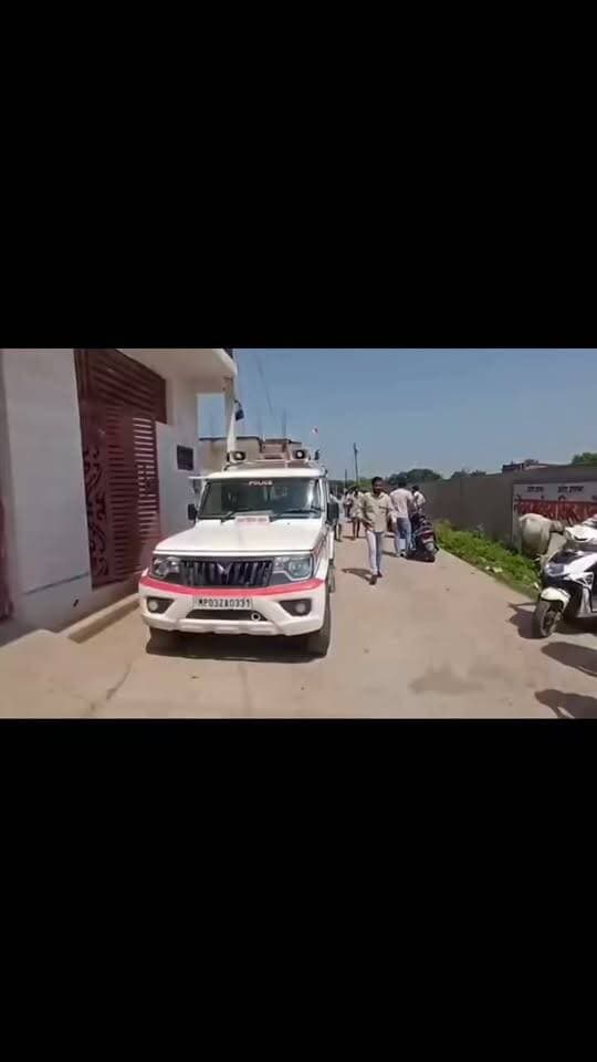🚨 ब्रेकिंग न्यूज़ | छतरपुर
दिनदहाड़े युवती की गला रेतकर हत्या, दो युवकों पर वारदात का आरोप
छतरपुर। जिले के सिविल लाइन थाना क्षेत्र अंतर्गत अमलतास कॉलोनी के पास दिनदहाड़े एक युवती की हत्या किए जाने की सूचना सामने आई है।
प्रारंभिक जानकारी के अनुसार, दो युवकों पर युवती की गला रेतकर हत्या करने का आरोप है। घटना के बाद इलाके में हड़कंप मच गया और मौके पर लोगों की भीड़ जमा हो गई।
सूचना मिलते ही पुलिस मौके पर पहुंची और घटनास्थल की जांच शुरू की। पुलिस ने शव को कब्जे में लेकर आवश्यक कार्रवाई शुरू कर दी है।
फिलहाल हत्या के कारण और घटना की पूरी परिस्थितियां स्पष्ट नहीं हैं। पुलिस मामले की जांच कर रही है तथा आरोपियों के संबंध में जानकारी जुटाई जा रही है।
⚠️ पुलिस की जांच और आधिकारिक पुष्टि के बाद ही घटना से जुड़ी अन्य जानकारी स्पष्ट हो सकेगी।
📍 स्थान: छतरपुर, मध्य प्रदेश
📢 हिंदुस्तान मीडिया 24/7 — सच के साथ, हर पल… 24x7
#Chhatarpur #BreakingNews #CrimeNews #MadhyaPradesh
#MPNews #MP #bundelkhand