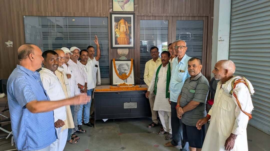 गांधी जयंती धूमधाम से मनाया गया।
गांधी जयंती के अवसर पर राजद कार्यालय शेखपुरा में राष्ट्रपिता महात्मा गांधी के तैल चित्र पर पुष्प अर्पित कर उन्हें श्रद्धापूर्वक नमन किया गया।
नगर परिषद के पूर्व चेयरमैन गंगा कुमार यादव, SKTPL के डायरेक्टर संजय गोप, राजद युवा जिला अध्यक्ष विनय यादव, राजद कोषाध्यक्ष शंभु यादव, नगर अध्यक्ष शेखपुरा चंद्रावली पासवान, प्रखंड अध्यक्ष अरियरी मुरारी शर्मा, प्रखंड अध्यक्ष बरबीघा जुदागी यादव, वार्ड पार्षद प्रतिनिधि रंजीत कुशवाहा, राजद के वरिष्ठ नेता रामप्रसाद महतो सहित बड़ी संख्या में पार्टी पदाधिकारी एवं कार्यकर्ता उपस्थित रहे। महात्मा गांधी के सत्य, अहिंसा और सद्भाव के विचारों को याद करते हुए उनके बताए मार्ग पर चलने का संकल्प लिया गया। उपस्थित लोगों ने कहा कि गांधी जी के विचार समाज में शांति, भाईचारे और सद्भावना की प्रेरणा देते रहेंगे।