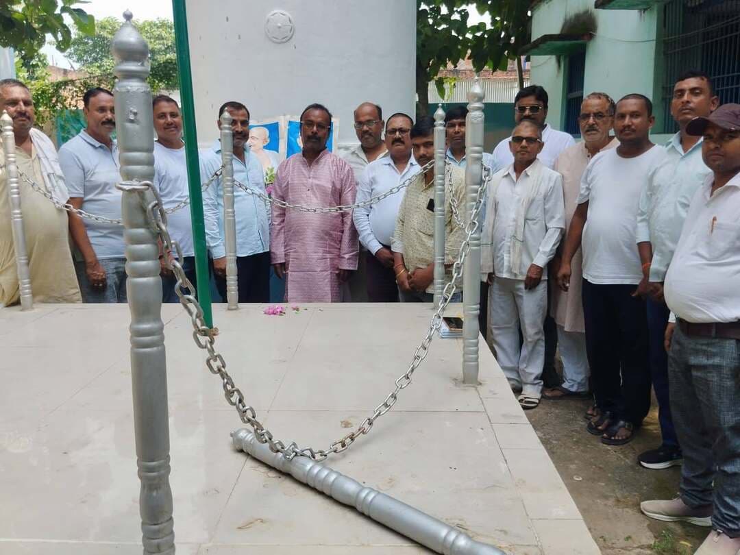 महात्मा गांधी जी के जयंती और पूर्व पीएम लाल बहादुर शास्त्री की जयंती पर लोगों ने दी श्रद्धांजलि, किया नमन
वहीं, पूर्व क्रिकेटर व बीआरसी के लेखापाल चंदन कुमार के निधन पर दो मिनट का मौन रख दी श्रद्धांजलि
सूर्यपुरा प्रखंड कार्यालय परिसर स्थित गांधी स्मारक में शुक्रवार को गांधी जयंती एवं पूर्व प्रधानमंत्री लाल बहादुर शास्त्री की जयंती मनाई गई। इस अवसर पर लोगों ने गांधी स्मारक पर पुष्प अर्पित कर महात्मा गांधी एवं लाल बहादुर शास्त्री के तैल चित्र पर पुष्प अर्पित कर श्रद्धांजलि दी और उन्हें नमन किया।
कार्यक्रम के दौरान सूर्यपुरा के पूर्व क्रिकेटर एवं सूर्यपुरा बीआरसी में कार्यरत लेखापाल चंदन कुमार के निधन पर भी शोक व्यक्त किया गया। उपस्थित लोगों ने दो मिनट का मौन रखकर दिवंगत चंदन कुमार को श्रद्धांजलि दी तथा उनकी आत्मा की शांति के लिए प्रार्थना की।
इस दौरान महात्मा गांधी और लाल बहादुर शास्त्री के जीवन, विचारों एवं देश के प्रति उनके योगदान को याद किया गया। उपस्थित लोगों ने उनके आदर्शों को अपने जीवन में अपनाने का संकल्प लिया।