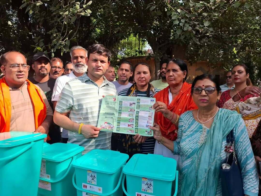 "सेवा संकल्प अभियान" के तहत जिला पलवल के 50 किसानों ने किया किसान मेले का भ्रमण
Aonenews अरविन्द बक्शी
*- चौधरी चरण सिंह हरियाणा कृषि विश्वविद्यालय, हिसार में आयोजित हुआ किसान मेला*
*- किसानों ने नई तकनीक एवं उन्नत बीजों के बारे में प्राप्त किया ज्ञान*
*'- रबी सीजन की उन्नत कृषि तकनीकों की किसानों ने ली जानकारी*
*- किसानों ने की प्रदेश सरकार की किसान हितैषी नीतियों की सराहना*
*पलवल, 2 अक्टूबर।*
कृषि एवं किसान कल्याण विभाग पलवल की ओर से "सेवा संकल्प अभियान" के तहत उपायुक्त डा. जयेन्द्र सिंह छिल्लर के मार्गदर्शन में पलवल जिला के करीब 50 किसानों को चौधरी चरण सिंह हरियाणा कृषि विश्वविद्यालय, हिसार में आयोजित रबी सीजन के किसान मेले का भ्रमण कराया गया। इस दौरान किसानों ने कृषि क्षेत्र में अपनाई जा रही आधुनिक तकनीकों, उन्नत बीजों, फसल विविधीकरण तथा वैज्ञानिक खेती के तौर-तरीकों की जानकारी प्राप्त की।
किसान मेले में किसानों को रबी फसलों की बेहतर पैदावार के लिए कृषि विशेषज्ञों द्वारा महत्वपूर्ण जानकारी दी गई। किसानों ने विभिन्न कृषि प्रदर्शनियों का अवलोकन करते हुए उन्नत कृषि यंत्रों, नई किस्मों तथा खेती में तकनीक के उपयोग के बारे में जानकारी हासिल की। किसानों ने कृषि वैज्ञानिकों से संवाद कर अपनी फसलों से संबंधित प्रश्न भी पूछे।
किसानों ने कहा कि इस प्रकार के किसान मेलों के माध्यम से उन्हें खेती की नई तकनीकों को नजदीक से समझने और वैज्ञानिकों से सीधे जानकारी प्राप्त करने का अवसर मिलता है। इससे किसानों को अपनी खेती में आधुनिक तकनीकों को अपनाने तथा उत्पादन एवं आमदनी बढ़ाने में सहायता मिलेगी।
किसानों ने "सेवा संकल्प अभियान" के तहत उन्हें किसान मेले का भ्रमण करवाने और कृषि संबंधी नई जानकारी उपलब्ध कराने के लिए जिला प्रशासन का आभार व्यक्त किया। किसानों ने कहा कि हरियाणा सरकार द्वारा किसानों के हित में किए जा रहे प्रयास सराहनीय हैं। ऐसे कार्यक्रम किसानों को जागरूक करने के साथ-साथ उन्हें आधुनिक एवं वैज्ञानिक कृषि की ओर आगे बढ़ाने में महत्वपूर्ण भूमिका निभाते हैं।
उपायुक्त डा. जयेन्द्र सिंह छिल्लर ने कहा कि किसानों तक कृषि वैज्ञानिकों की नवीनतम जानकारी पहुंचाना जिला प्रशासन की प्राथमिकताओं में शामिल है। किसानों को आधुनिक तकनीक एवं वैज्ञानिक खेती से जोड़ने के लिए भविष्य में भी ऐसे प्रयास निरंतर जारी रहेंगे।