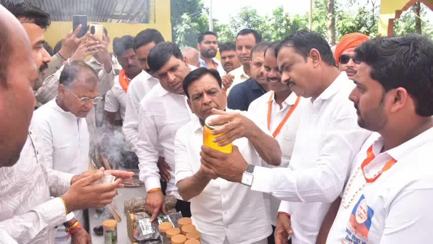 मंदसौर: दलौदा: धुंधड़का स्थित अखिलानंद सरस्वती ग्रामीण गौशाला में उपमुख्यमंत्री ने स्थानीय उत्पाद प्रदर्शनी का अवलोकन किया