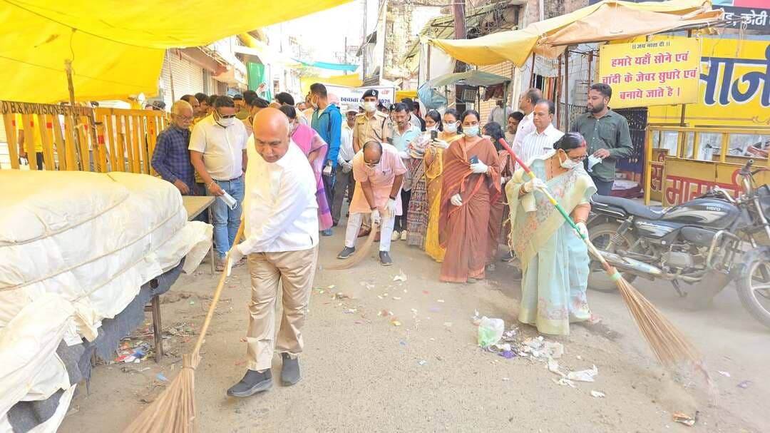 17 सितंबर से 2 अक्टूबर तक चलाए जा रहे स्वच्छता पखवाड़ा के तहत शुक्रवार को सुबह महात्मा गांधी की जयंती के शुभ अवसर पर बैतूल में स्थित कोठी बाजार में गांधी जी की प्रतिमा पर भारत सरकार के केंद्रीय मंत्री,हेमंत खंडेलवाल भाजपा प्रदेशाध्यक्ष,नगर पालिका अध्यक्ष के द्वारा जनेऊ चढ़ाकर माल्यार्पण किया गया,साथ ही पूर्व प्रधानमंत्री लाल बहादुर शास्त्री की जन्म जयंती मनाई गई , स्वच्छता पखवाड़ा के तहत स्वच्छता अभियान चलाया गया और स्वच्छता प्रहरियों को प्रमाण पत्र वितरण किए गए हैं इस कार्यक्रम में भारी संख्या में नगर वासी जनप्रतिनिधि और अधिकारी सम्मिलित हुए ,केंद्रीय मंत्री ने कहा कि महात्मा गांधी के पद चिन्हों पर चलते हुए देश को कई वर्षों हो गए जिसमें स्वच्छता को लेकर महात्मा गांधी ने कई कदम उठाए और उनके आदर्शो पर चलते हुए सत्य अहिंसा के मार्ग पर देश को आजादी मिली थी जिसके चलते आज उनकी जयंती पर विशेष कार्यक्रम का आयोजन किया गया जिसमें सेवा पखवाड़ा के तहत स्वच्छता अभियान भी किया गया।
प्रदेश अध्यक्ष खंडेलवाल ने कहा कि महात्मा गांधी का सपना स्वच्छता अभियान की ओर था 2014 से इस सपने को सरकार मोदी सरकार ने किया है पहले कचरो का ढेर हर गली में मिल जाता था लेकिन अब सभी जगह स्वच्छता अभियान के तहत साफ सफाई पर विशेष ध्यान दिया जा रहा है और शहर को साफ सुंदर बनाने का प्रयास किया जा रहा है ताकि स्वच्छ वातावरण आम लोगों को मिल सके।