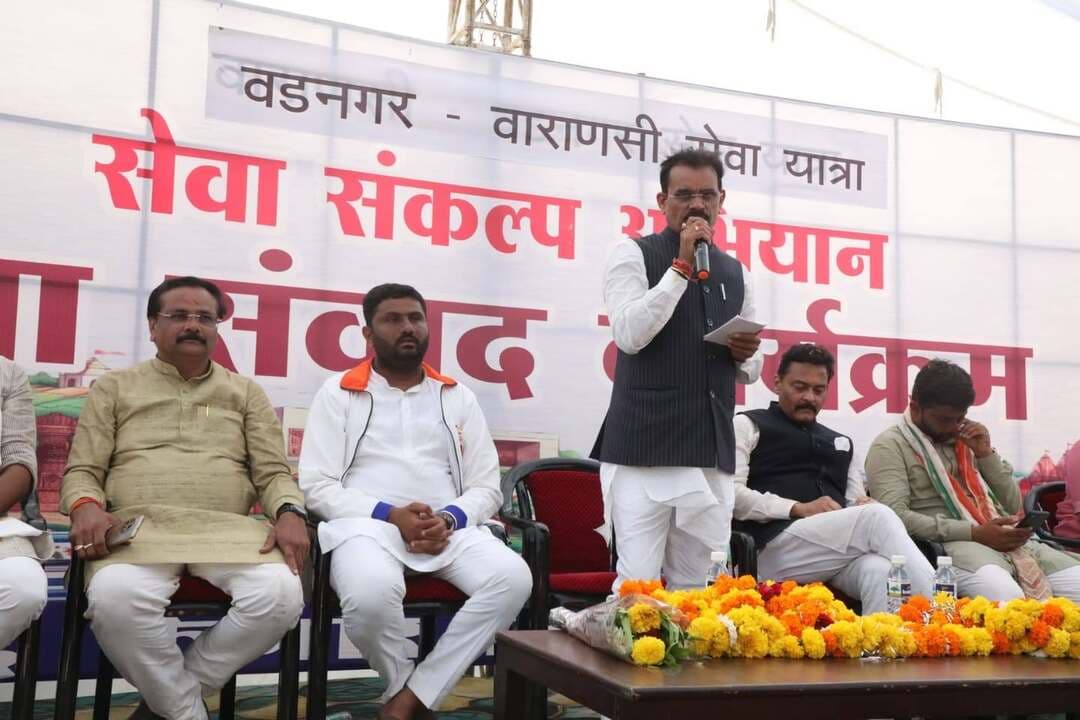 🔳युवा शक्ति के संकल्प से विकसित भारत की राह होगी मजबूत: सांसद वीडी शर्मा
🔳वड़नगर से वाराणसी जा रहे सेवा यात्रियों का विजयराघवगढ़-बड़वारा में जगह-जगह आत्मीय स्वागत, युवाओं से किया संवाद
🔳ऐतिहासिक विजयराघवगढ़ किले में सेवा यात्रियों ने किया श्रमदान, स्वच्छता के साथ विरासत संरक्षण का दिया संदेश
🔳कटनी - भारत की युवा शक्ति केवल देश का वर्तमान नहीं, बल्कि विकसित भारत के भविष्य की सबसे बड़ी आधारशिला है। युवाओं की ऊर्जा जब सेवा, कौशल, नवाचार और राष्ट्र निर्माण के संकल्प से जुड़ती है, तो विकास की गति कई गुना बढ़ जाती है। प्रधानमंत्री श्री नरेंद्र मोदी के विकसित भारत के संकल्प को साकार करने में युवा अपनी प्रतिभा और सामर्थ्य का उपयोग राष्ट्रहित में करें। यह आह्वान खजुराहो सांसद श्री विष्णु दत्त शर्मा ने कटनी जिले के विजयराघवगढ़ एवं बड़वारा क्षेत्र में सेवा से संकल्प अभियान के तहत वड़नगर से वाराणसी तक यात्रा कर रहे सेवा यात्रियों के स्वागत कार्यक्रमों एवं युवा शक्ति संवाद के दौरान किया।
*युवा केवल भविष्य नहीं, वर्तमान की जिम्मेदारी भी संभालें*
सांसद श्री शर्मा ने युवाओं से संवाद करते हुए कहा कि देश की सबसे बड़ी ताकत उसकी युवा शक्ति है। विकसित भारत के लक्ष्य की प्राप्ति में युवाओं की भूमिका अत्यंत महत्वपूर्ण है। उन्होंने युवाओं से कहा कि वे अपने जीवन का लक्ष्य निर्धारित करें, शिक्षा और कौशल को अपनी ताकत बनाएं तथा नवाचार और सकारात्मक सोच के साथ आगे बढ़ें।
उन्होंने युवाओं का आह्वान किया कि व्यक्तिगत सफलता के साथ समाज और राष्ट्र के प्रति अपने दायित्व को भी समझें। सेवा भाव को जीवन का हिस्सा बनाकर युवा देश के विकास में प्रभावी योगदान दे सकते हैं।
इस अवसर पर भारतीय जनता युवा मोर्चा के राष्ट्रीय अध्यक्ष श्री हिमांग जोशी, विजयराघवगढ़ विधायक श्री संजय सत्येंद्र पाठक, बड़वारा विधायक श्री धीरेन्द्र बहादुर सिंह, भाजपा युवा मोर्चा प्रदेश अध्यक्ष श्री श्याम टेलर, जिला भाजपा अध्यक्ष श्री दीपक टंडन सोनी सहित जनप्रतिनिधि, पदाधिकारी और बड़ी संख्या में नागरिक उपस्थित रहे।
*जहां पहुंचे सेवा यात्री, वहां दिखा उत्साह और अपनापन*
सेवा से संकल्प अभियान के तहत वड़नगर से वाराणसी की ओर बढ़ रहे सेवा यात्रियों का कटनी जिले में विभिन्न स्थानों पर आत्मीयता और उत्साह के साथ स्वागत किया गया। कैमोर, राखीपुरैनी गौरहा, जीजनौरी, देवराकला, भैंसवाही और कन्हवारा में नागरिकों एवं कार्यकर्ताओं ने सेवा यात्रियों का स्वागत कर यात्रा के प्रति अपना समर्थन व्यक्त किया।
कैमोर में आयोजित युवा संवाद विशेष रूप से युवाओं के लिए प्रेरणादायी रहा। सेवा यात्रियों ने युवाओं के साथ संवाद कर उन्हें जीवन में लक्ष्य निर्धारित करने, अपनी क्षमता पहचानने और निरंतर सीखते हुए आगे बढ़ने के लिए प्रेरित किया। विभिन्न क्षेत्रों में उपलब्ध अवसरों की जानकारी देते हुए युवाओं को राष्ट्र निर्माण में सक्रिय भागीदारी के लिए प्रोत्साहित किया गया।
*किले की विरासत के बीच उठी स्वच्छता की झाड़ू*
विजयराघवगढ़ पहुंचने पर सेवा यात्रियों ने क्षेत्र की ऐतिहासिक धरोहर विजयराघवगढ़ किले का अवलोकन किया। ऐतिहासिक विरासत को करीब से जानने के साथ सेवा यात्रियों ने किले परिसर में श्रमदान कर स्वच्छता अभियान चलाया।
सेवा यात्रियों ने स्वयं झाड़ू लगाकर यह संदेश दिया कि ऐतिहासिक धरोहरें केवल इतिहास की पहचान नहीं, बल्कि आने वाली पीढ़ियों की अमानत हैं। इनका संरक्षण और स्वच्छता प्रत्येक नागरिक की जिम्मेदारी है। श्रमदान के माध्यम से नागरिकों को सार्वजनिक एवं ऐतिहासिक स्थलों को स्वच्छ रखने और स्वच्छता को जन-अभियान बनाने के लिए प्रेरित किया गया।
*सेवा से संवाद और संकल्प तक—यात्रा ने जोड़ा जनमानस*
वड़नगर से वाराणसी तक चल रही सेवा यात्रा में सेवा, संवाद, स्वच्छता और राष्ट्र निर्माण का संदेश एक साथ दिखाई दे रहा है। कटनी जिले में यात्रा के दौरान युवाओं से संवाद और ग्रामीण क्षेत्रों में नागरिकों का आत्मीय स्वागत इस अभियान को जनभागीदारी से जोड़ता नजर आया।
#सेवा_संकल्प_अभियान
#SewaSankalpAbhiyaan
#JansamparkMP
#CMMadhyaPradesh
#DrMohanYadav51
#udaypratapmp
#jbpcommissioner
#katni
#कटनी