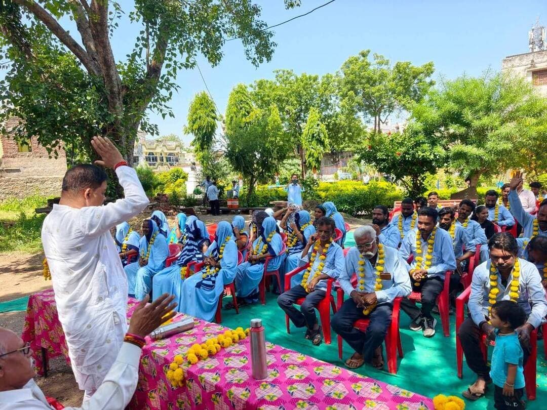 स्वच्छता ही सेवा अभियान 2026 अंतर्गत सफाई मित्रों का सम्मान एवं स्वच्छता शपथ कार्यक्रम आयोजित
गरोठ। स्वच्छता ही सेवा अभियान 2026 के अंतर्गत आज दिनांक 02 अक्टूबर 2026 को नगर परिषद गरोठ में गांधी जी की जयंती के अवसर पर पंडित दीनदयाल बालोध्यान मे स्वच्छता संबंधी कार्यक्रम आयोजित किया गया।
कार्यक्रम मुख्य नगरपालिका अधिकारी श्री चुन्नीलाल जूनवाल के नेतृत्व में आयोजित हुआ। इस अवसर पर माननीय अध्यक्ष महोदय श्री राजेश जी सेठिया एवं उपाध्यक्ष महोदय श्री महेश जी मालवीय द्वारा निकाय में कार्यरत सभी सफाई मित्रों का सम्मान किया गया।
इस अवसर पर उपस्थित सफाई मित्रों एवं निकाय के अधिकारी-कर्मचारियों को स्वच्छता के प्रति सजग रहने, नगर को स्वच्छ एवं सुंदर बनाए रखने तथा स्वच्छता गतिविधियों में सक्रिय सहभागिता निभाने हेतु स्वच्छता शपथ दिलाई गई।
कार्यक्रम में सफाई मित्रों के स्वच्छता के क्षेत्र में किए जा रहे महत्वपूर्ण योगदान की सराहना करते हुए उनका उत्साहवर्धन किया गया। वक्ताओं ने कहा कि नगर की स्वच्छता व्यवस्था को बेहतर बनाने में सफाई मित्रों की भूमिका अत्यंत महत्वपूर्ण है तथा उनके निरंतर परिश्रम से ही स्वच्छ एवं सुंदर नगर का संकल्प साकार हो सकता है।
इस अवसर नगर परिषद् अध्यक्ष महोदय श्री राजेश जी सेठिया, उपाध्यक्ष महोदय श्री महेश जी मालवीय, श्री जोगेंद्र पंजाबी स. रा. नि., श्री रामपाल नरवाल स्वच्छता पर्यवेक्षक, श्री सुरेश मालवीय प्र स्वच्छता पर्यवेक्षक एवं निकाय के सभी सफाई मित्र व कर्मचारी उपस्थित रहे।