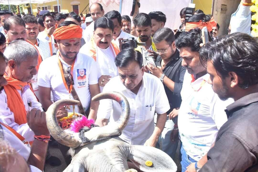 सेवा संकल्प अभियान
सेवा सेतु अभियान सरकार आपके द्वार अंतर्गत पांच स्थानों पर मेगा सेवा सेतु शिविरों का आयोजन 3 अक्टूबर को
मौके पर ही समस्या निराकरण तथा योजनाओं का लाभ मिलेगा
मंदसौर 2 अक्टूबर 2026 सेवा संकल्प अभियान के महत्वपूर्ण एवं केंद्रीय घटक के रूप में सेवा सेतु अभियान सरकार आपके द्वार अंतर्गत जिले के पांच स्थानो पर मेगा सेवा सेतु शिविरों का आयोजन 3 अक्टूबर को किया जाएगा कलेक्टर श्री दिव्यांक सिंह के निर्देशन में शिविरों के आयोजन की तैयारियां पूर्ण कर ली गई है
शिविरों में मौके पर ही जन समस्याओं, शिकायतों का निराकरण किया जाएगा ,योजनाओं का लाभ प्रदान किया जाएगा, 3 अक्टूबर को मंदसौर विकासखंड के धमनार, सीतामऊ विकासखंड के तीतरोद, मल्हारगढ़ विकासखंड के जनपद प्रांगण मल्हारगढ़, गरोठ विकासखंड के बोलिया तथा भानपुरा विकासखंड के दुधाखेड़ी में शिविर आयोजित किए जाएंगे धमनार शिविर में मुख्यमंत्री जन विश्वास अभियान का शिविर भी सम्मिलित रहेगा आयोजन समय प्रातः 11:00 से शाम 4:00 बजे तक रहेगा शिविरों में शासन की फ्लैगशिप हितग्राही मूलक योजनाओं तथा राजस्व विभाग की नागरिक सेवाओं के लाभ मौके पर ही प्रदान किए जाएंगे
शिविरों में जिन विभागों की योजनाओं का लाभ दिया जाना सम्मिलित किया गया है उनमें राजस्व विभाग के अंतर्गत स्वामित्व योजना किसानों की फार्मर आईडी, नामांतरण ,बटवारा ,सीमांकन, आय प्रमाण पत्र ,स्थानीय निवासी प्रमाण पत्र ,खसरा नक्शा ,सीएम हेल्प लाइन अंतर्गत शिकायत का मौके पर निराकरण ,पंचायत एवं ग्रामीण विकास के अंतर्गत पीएम गरीब कल्याण, दीनदयाल अंत्योदय, प्रधानमंत्री आवास , स्वास्थ्य विभाग की आयुष्मान भारत, पीएम जन आरोग्य योजना आदि सम्मिलित है
इसी प्रकार नगरीय प्रशासन विभाग की पीएम स्वनिधि ,सूक्ष्म लघु मध्यम उद्यम की पीएम विश्वकर्मा ,पीएमईजीपी ,कृषि विभाग की किसान सम्मान योजना ,नैनो उर्वरक, केसीसी , मत्स्य विभाग की केसीसी योजना, लोक स्वास्थ्य यांत्रिकी विभाग का जल जीवन मिशन ,ग्रामीण पेयजल योजना वित्त विभाग की जनधन योजना, जीवन ज्योति ,सुरक्षा बीमा ,अटल पेंशन योजना, श्रम विभाग की संबल ,प्रधानमंत्री श्रम योगी मानधन पेंशन पंजीकरण, कौशल विकास और उद्यमिता विभाग की पीएम योजना, ग्रामीण विकास का रोजगार पंजीकरण जॉब कार्ड, रोजगार की मांग, ऊर्जा विभाग की पीएम सूर्य घर मुफ्तबिजली योजना में
आवेदन सहायता ,महिला बाल विकास विभाग की लाडली बहन ,लाडली लक्ष्मी, मातृ वंदना ,लालिमा अभियान, प्रधानमंत्री पोषण अभियान, सामाजिक न्याय की मुख्यमंत्री कन्या विवाह निकाह योजना, वृद्धावस्था, कल्याणी ,दिव्यांग पेंशन, सामाजिक सुरक्षा पेंशन, राष्ट्रीय परिवार सहायता ,स्कूल शिक्षा विभाग की गांव की बेटी, मुख्यमंत्री स्कूटी योजना, विभिन्न प्रकार की छात्रवृत्ति योजनाएं, उदिता योजना आदि सम्मिलित है
दलोदा में उद्यम संवाद तथा धमनार में जनसंवाद कार्यक्रम
सेवा सेतु अभियान मेगा शिविर एवं मुख्यमंत्री जन विश्वास अभियान शिविर के संयुक्त आयोजन के तहत 3 अक्टूबर को मुख्यमंत्री जन विश्वास अभियान का उद्यम संवाद कार्यक्रम दलौदा में प्रात: 9:30 बजे होगा जनसंवाद कार्यक्रम धमनार में दोपहर 2 बजे से होगा।
3 अक्टूबर को अधिकारियों द्वारा
जिन ग्रामीण क्षेत्रों में भ्रमण किया जाएगा उनमें ग्राम मंदसौर ग्रामीण बड़वन, निपानिया, अफजलपुर, धुंधडका, धमनार, गुलियाना, हतुनिया, जोगीखेड़ा, लामगरी, पाटलावद, रातीखेड़ी, लसुड़ावन, भोलिया, गुदियाना, इशाकपुर, झावल, झिरकन, कुचड़ोद, लऊखेड़ी, झाकेड़ा, सेमलियाकाजी, सीहोर, भाटरेवास, रिण्डा शामिल है।