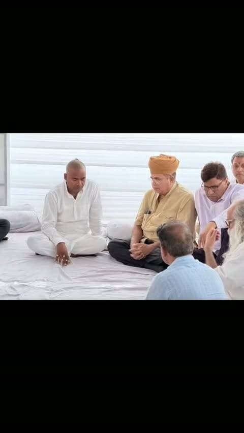 गुरु का आशीर्वाद, पिता के निधन पर संवेदना
चित्तौड़गढ़ विधायक श्री चंद्रभान सिंह आक्या के पूज्य पिताजी स्वर्गीय रामसिंह जी चौहान के निधन पर उनके गुरु एवं वरिष्ठ भाजपा नेता श्री नरपत सिंह राजवी उनके निवास स्थान पहुंचे। उन्होंने दिवंगत पुण्यात्मा को सादर श्रद्धासुमन अर्पित किए और शोकाकुल परिवारजनों से मिलकर उन्हें ढांढस बंधाया।
राजनीतिक जीवन में चंद्रभान सिंह आक्या के मार्गदर्शक रहे नरपत सिंह राजवी का इस दुख की घड़ी में उनके साथ पहुंचना एक भावुक क्षण रहा।