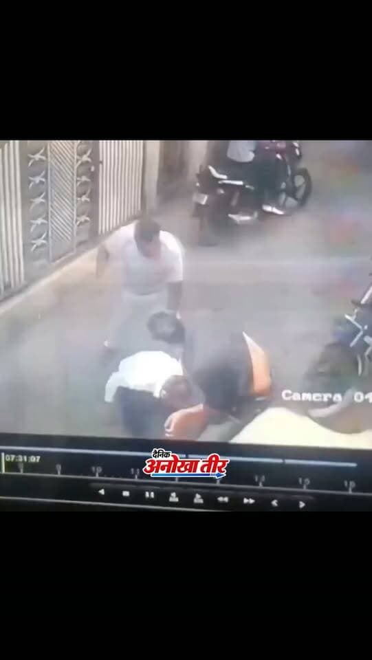 🚨 टिमरनी में अधिवक्ता के ऑफिस में मारपीट!
हरदा जिले के टिमरनी में वरिष्ठ अधिवक्ता संजय उपाध्याय के घर स्थित ऑफिस में मारपीट का मामला सामने आया है। शिकायत के मुताबिक कुछ युवक ऑफिस पहुंचे और अधिवक्ताओं व कर्मचारियों के साथ मारपीट एवं झूमाझटकी की। घटना CCTV में कैद होने का दावा किया जा रहा है।
मारपीट में अधिवक्ता मयंक बोरसे घायल हुए, जिन्हें उपचार के लिए जिला अस्पताल ले जाया गया। पुलिस ने नामजद आरोपियों सहित अन्य के खिलाफ मामला दर्ज कर जांच शुरू कर दी है।
📍 टिमरनी | हरदा
पूरी खबर के लिए जुड़े रहें Anokha Harda के साथ।
#Timarni #Harda #HardaNews #MadhyaPradesh #BreakingNews