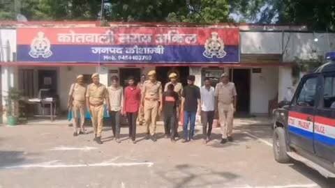🚨 कौशांबी में लूटकांड का पुलिस ने किया खुलासा, पांच वांछित गिरफ्तार, चार बाल अपचारी अभिरक्षा में!
🔴 सराय अकिल पुलिस की बड़ी कार्रवाई, चार मोबाइल फोन और वारदात में प्रयुक्त बाइक बरामद।
कौशांबी। सराय अकिल थाना क्षेत्र में मारपीट कर मोबाइल और नकदी छीनने के मामले में पुलिस ने बड़ी कार्रवाई करते हुए पांच वांछित आरोपितों को गिरफ्तार किया है। वहीं चार बाल अपचारियों को भी पुलिस अभिरक्षा में लिया गया है।
पुलिस के अनुसार, पांच जुलाई 2026 को खानपुर खास निवासी मोबीन खान पुत्र वकील खान की तहरीर पर मुकदमा दर्ज किया गया था। आरोप था कि रास्ते में रोककर उनके साथ मारपीट की गई और मोबाइल व रुपये छीनने के साथ जान से मारने की धमकी दी गई थी।
गिरफ्तार आरोपितों के नाम—
सद्दाम उर्फ मो. आफताब निवासी खानपुर खास।
मुस्तफा उर्फ साहिल निवासी कसारी-मसारी, प्रयागराज।
मो. आसिफ निवासी टेवा, कौशांबी।
रिजवान निवासी चकिया, प्रयागराज।
शेर अली उर्फ शेरू निवासी खानपुर खास, कौ�