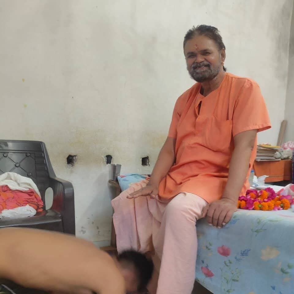 वाह रे हमारी व्यवस्था और ज़िम्मेदार प्रशासन! 👏
शहरी क्षेत्रों में आपदा या संकट के समय जब आम जनता मदद की गुहार लगाती है, तो हमारे अधिकारी अपनी मुस्तैदी का ऐसा नायाब नमूना पेश करते हैं कि देखकर कलेजा ठंडक से भर जाता है।
हाल ही में शिवकुमार शुक्ला 'मधुरेश' जी के साथ जो हुआ, वह हमारी प्रशासनिक मुस्तैदी की जीती-जागती मिसाल है। जब उन्होंने दो दिन-रात शासन और प्रशासन के ज़िम्मेदार अधिकारियों के नंबरों पर बार-बार फोन किया, तो उन्हें तुरंत "रेस्क्यू टीम भेजने की व्यवस्था हो रही है" वाला प्यारा सा आश्वासन मिल गया। भला इससे तेज़ और क्या राहत चाहिए?
अधिकारी शायद यह देखना चाहते थे कि बिना किसी सरकारी तामझाम के लोग खुद पानी में डूबते-उबराते और घबराते हुए बाहर आने का हुनर जानते हैं या नहीं। आखिर जनता को थोड़ा आत्मनिर्भर जो होना चाहिए! और जब वे सुरक्षित बाहर आ गए, तो राजा कॉलेज के राहत शिविर में उनके विश्राम के लिए क्या शानदार इंतज़ाम था! बिना किसी गद्दे के सीधे स्कूल की बेंच पर लेटकर काम चलाने की यह कला सिर्फ हमारे राहत शिविरों में ही देखने को मिल सकती है।
धन्य है ऐसा प्रशासन और ऐसी व्यवस्था, जो जनता की जान बचाने के लिए सिर्फ फोन पर आश्वासन देने की असीम कृपा करती है!
<nis:link nis:type=tag nis:id=प्रशासनिक_लापरवाही nis:value=प्रशासनिक_लापरवाही nis:enabled=true nis:link/> <nis:link nis:type=tag nis:id=व्यवस्था nis:value=व्यवस्था nis:enabled=true nis:link/> <nis:link nis:type=tag nis:id=व्यंग्य nis:value=व्यंग्य nis:enabled=true nis:link/> <nis:link nis:type=tag nis:id=shivkumarshukla nis:value=ShivKumarShukla nis:enabled=true nis:link/> <nis:link nis:type=tag nis:id=रिलीफ़_कैंप nis:value=रिलीफ़_कैंप nis:enabled=true nis:link/>