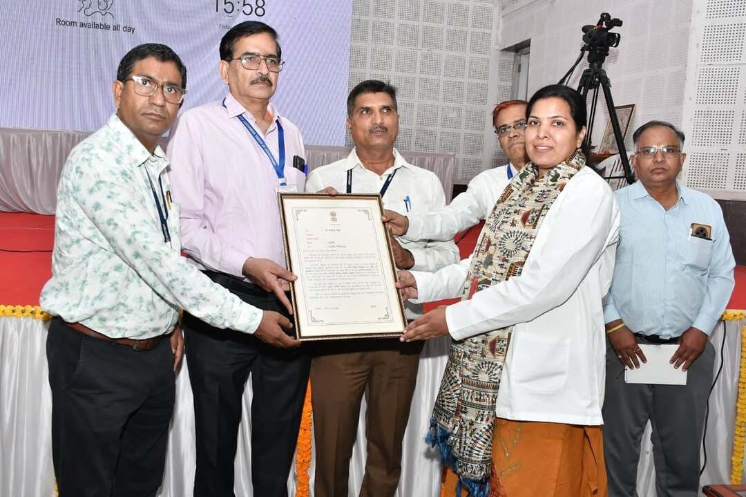 मुख्यमंत्री रोजगार उत्सव- 164 अभ्यर्थियों को मिले नियुक्ति पत्र, युवाओं के सपनों को मिली नई उड़ान
जिला स्तरीय समारोह में मुख्यमंत्री के कार्यक्रम का हुआ सीधा प्रसारण
@followers @top fans News 24 Udaipur District Collector & Magistrate - Udaipur
#udaipur #viralpost #nonflower
उदयपुर, 02 अक्टूबर। मुख्यमंत्री भजनलाल शर्मा के कुशल नेतृत्व में प्रदेश सरकार युवाओं को रोजगार के बेहतर से बेहतर अवसर मुहैया करवाने की दिशा में लगातार कार्य कर रही है। इसी क्रम में जिला स्तरीय मुख्यमंत्री रोजगार उत्सव का आयोजन शुक्रवार को नगर निगम स्थित पंडित दीनदयाल उपाध्याय सभागार में हुआ।
समारोह के दौरान जिले के विभिन्न विभागों में चयनित 164 अभ्यर्थियों को नियुक्ति पत्र वितरित किए गए। नियुक्ति पत्र मिलने के साथ ही नवनियुक्त अभ्यर्थियों के चेहरों पर उत्साह और खुशी नजर आई। कार्यक्रम के दौरान राजधानी जयपुर में मुख्यमंत्री भजनलाल शर्मा के मुख्य आतिथ्य में आयोजित ‘विकसित भारत-जन सेवा अभियान’ के अंतर्गत ‘सपनों की उड़ान-सशक्त युवा संवाद’ समारोह का एलईडी स्क्रीन के माध्यम से सीधा प्रसारण भी हुआ।
इस अवसर पर मुख्य कार्यकारी अधिकारी जिला परिषद प्रीतम कुमार, एसीईओ अनिल पहाड़िया, पशुपालन विभाग के अतिरिक्त निदेशक डॉ. शैलेन्द्र शुक्ला, संयुक्त निदेशक डॉ. लज्जा राम मीना तथा कार्यक्रम समन्वयक डॉ. सुरेश शर्मा सहित विभिन्न विभागों के अधिकारी, नवनियुक्त अभ्यर्थी एवं उनके परिजन उपस्थित रहे। कार्यक्रम का संचालन डॉ. ओम प्रकाश साहू ने किया।