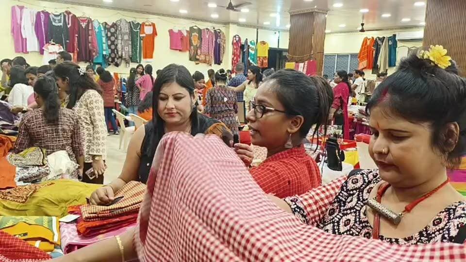 শ্রীদর্শনী এক্সিবিশন'
ফ্যাশন এবং লাইফস্টাইল
তিনদিনের জন্য চলে আসুন শ্যাম সংঘ হলে। প্রতিটা স্টল তুলে ধরা হয়েছে