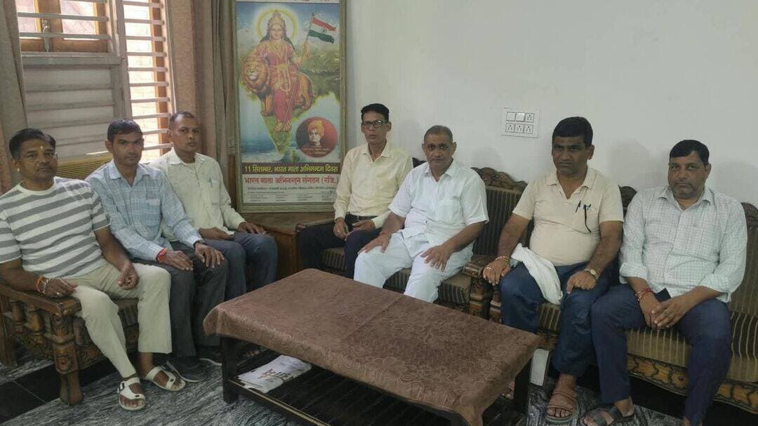 अदम्य साहस की मिसाल : कैप्टन स्मित मच्छार को भारत रत्न देने की मांग, भिवानी में गूंजा वीरता का जयघोष
भिवानी, 02 अक्तूबर : हवाई इतिहास में अदम्य साहस और सूझबूझ का अद्वितीय उदाहरण पेश करने वाले भारतीय कैप्टन स्मित मच्छार को देश का सर्वोच्च नागरिक सम्मान भारत रत्न दिए जाने की मांग उठी है। स्थानीय गौशाला मार्केट स्थित भारत माता अभिनंदन संगठन (रजि.) के केंद्रीय कार्यालय में आयोजित एक विशेष बैठक में यह मांग प्रमुखता से रखी गई। बैठक को संबोधित करते हुए भारत माता अभिनंदन दिवस के प्रणेता डा. पुरुषोत्तम दास मित्तल राजधानी कॉपी वाले ने कहा कि 30 सितंबर का दिन इतिहास के पन्नों में स्वर्णिम अक्षरों से दर्ज हो चुका है। आसमान में जब कुवैत से तेल अवीव जा रहा फ्लाइंग दुबई विमान180 यात्रियों से भरा यह विमान गंभीर संकट में फंसा और अनहोनी की आशंका से कोहराम मच गया, तब कैप्टन स्मित मच्छार ने देवदूत बनकर कमान संभाली। कॉकपिट में विवाद सुलझाने के दौरान चाकू का वार अपनी छाती पर झेलने के बावजूद, उन्होंने लहूलुहान हालत में विमान का अद्भुत नियंत्रण किया और सभी यात्रियों को सुरक्षित जमीन पर उतार दिया। डा. मित्तल ने भावुक होते हुए बयान दिया कि यह कारनामा किसी चमत्कार से कम नहीं है। दादरी विमान हादसे की यादों को ताजा करते हुए उन्होंने कहा कि यदि थोड़ी सी भी चूक होती, तो सैकड़ों निर्दोष जानें जा सकती थीं। कैप्टन स्मित ने विषम परिस्थितियों में भी अपना हिन्दू धर्म होने काकर्तव्य निभाकर पूरी दुनिया के सामने भारत का सिर गर्व से ऊंचा किया है। आज विश्व भर में उनके इस अदम्य पराक्रम की सराहना हो रही है। संगठन ने केंद्र सरकार से पुरजोर अपील की है कि भारत माता के इस जांबाज सपूत को त्वरित रूप से भारत रत्न से अलंकृत किया जाए। साथ ही ऐसे वीर सपूत को जन्म देने वाली उनकी माता को भी देश के सर्वोच्च महिला सम्मान से नवाजा जाए। इस असाधारण शौर्य की चर्चा के दौरान बैठक में मौजूद सभी सदस्यों के रोंगटे खड़े हो गए और सभी ने एक स्वर में कैप्टन के दीर्घायु जीवन की कामना की। इसके साथ साथ मिस्टर मित्तल ने बताया कि आज पूरे इजरायल में हिंदू धर्म की जय जयकार हो रही है। भारत माता के इस महान सपूत को सलाम किया जा रहा है। कुछ मुस्लिमों ने भी कैप्टेन स्मित मच्छआर की तुलना हिंदुओं के भगवान हनुमान से की है। हनुमान जी को अदम्य साहस एवं संकट मोचन के नाम से पूजा जाता है इस अवसर पर इंडियन नेशनल लोकदल कार्यकर्ता मंजू मित्तल राजधानी, पवन अग्रवाल, अरुण गोयल , ऑफिस इंचार्ज संजय कुमार, मोनू, संजय पायलट, संदीप कायला, प्रहलाद मालो, दीपक बंगाली, राजेश प्रजापत, सतबीर शर्मा, तुषार मुटरेजा, बाबा सुनील, सुखबीर, रामशरण सोनी, नरेश शर्मा, दीपक जैन चौक इत्यादि मौजूद रहे।