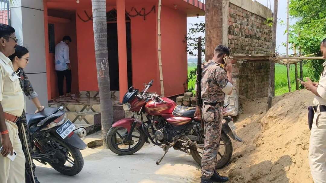 🚨 कैमूर ब्रेकिंग
24 घंटे से लावारिस खड़ी बाइक पुलिस ने की जब्त
मोहनिया के मामादेव गांव जाने वाले रास्ते पर मिली यूपी नंबर की डिस्कवर बाइक
राहगीरों की सूचना पर पहुंची पुलिस, बाइक थाने ले जाकर जांच में जुटी