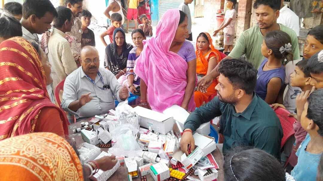 मांझा प्रखंड अंतर्गत बलूही बाजार में प्रभावित लोगों के लिए राहत स्वास्थ्य शिविर लगाया गया, साथ ही आशा कार्यकर्ता द्वारा ORS पैकेट वितरण किया गया