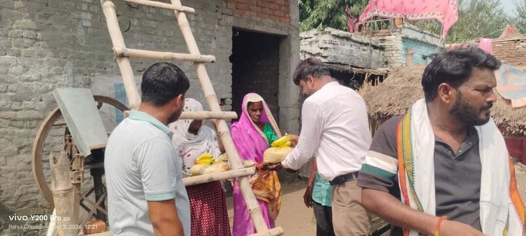 गोपालगंज सदर प्रखंड के प्रभावित क्षेत्रों में अंचलाधिकारी रजत वर्णवाल ने स्थानीय लोगों में राहत सामग्री, सूखा राशन एवं फल का किया वितरण ।
बिहार सरकार के निर्देशानुसार सभी प्रभावित क्षेत्रों में स्वास्थ्य शिविर एवं अन्य राहत सामग्री जिला प्रशासन द्वारा सजगता से उपलब्ध कराया जा रहा है।