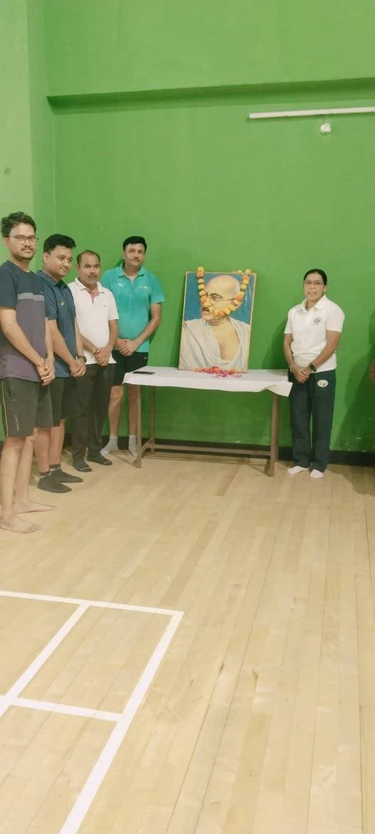 ✅ गांधी जयंती पर खिलाड़ियों ने महात्मा गांधी को श्रद्धा सुमन अर्पित कर किया योग
सेवा संकल्प अभियान के अंतर्गत जिला खेल एवं युवा कल्याण विभाग, हरदा द्वारा गांधी जयंती के अवसर पर राष्ट्रपिता महात्मा गांधी की स्मृति में श्रद्धा सुमन अर्पण कार्यक्रम एवं योग शिविर आयोजित किया गया। कार्यक्रम में बालिका छात्रावास की लगभग 150 बालिकाओं एवं खिलाड़ियों ने उत्साहपूर्वक सहभागिता की।
कार्यक्रम में हरदा एसडीएम श्री अशोक कुमार डेहरिया, तहसीलदार टिमरनी श्री देवशंकर धुर्वे, तहसीलदार श्री हिमांशु परते, यातायात प्रभारी श्री उमेश ठाकुर, खेल समन्वयक श्रीमती सलमा खान एवं योग गुरु श्री राधेश्याम गौर ने महात्मा गांधी के चित्र पर माल्यार्पण कर श्रद्धा सुमन अर्पित किए।
Department of Sports & Youth Welfare, Madhya Pradesh Jansampark Madhya Pradesh
#सेवा_संकल्प_अभियान
#SevaSankalpAbhiyan
#Harda #हरदा