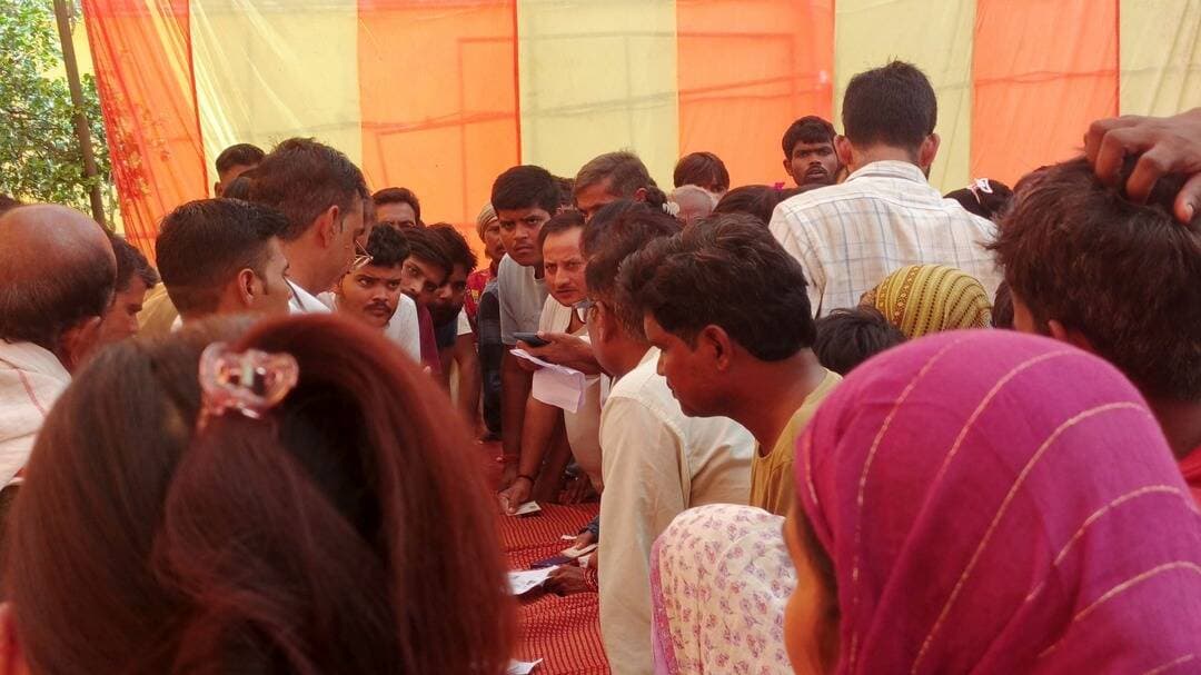 बाढ़ पीड़ितों तक राहत सामग्री पहुँचाने की प्रक्रिया देखकर यह साफ हो जाता है कि अफसरों के लिए यह सिर्फ एक औपचारिकता है, जनसेवा नहीं।
प्रशासन अपनी पीठ थपथपा सकता है कि वह काम कर रहा है, लेकिन जरा इस बेपरवाह और थका देने वाले सिस्टम को देखिए:
पहले लाइन में लगकर नाम लिखाओ और आईडी जमा करो। इसके बाद लेखपाल और तहसीलदार के दफ्तरों के चक्कर काटो। लंबी मशक्कत के बाद एक सरकारी पर्ची मिलेगी।
उस पर्ची को लेकर मुख्यालय जाओ और अंत में सामग्री वितरण गाड़ी के पास पहुँचकर राशन लो।
सवाल यह है कि जो इंसान पहले से ही बाढ़ की विभीषिका झेल रहा है, वह राहत पाने के लिए इन कागजी जंजीरों में उलझा रहे या अपने परिवार को बचाए?
दूसरी तरफ, विडंबना यह है कि जिनके घर पूरी तरह सुरक्षित हैं और जिनकी कर्मचारियों तक सीधी "सेटिंग" है, वे आसानी से दो-दो, चार-चार किट घर ले जा रहे हैं। वहीं, जिन्हें वाकई में इस मदद की सबसे ज्यादा जरूरत है, वे एक-एक किट के लिए अपनी चप्पलें घिसने को मजबूर हैं।
प्रशासन का यह रवैया संवेदनहीनता की हद है। क्या आपदा के समय भी गरीबों को ही सताना इस सिस्टम की प्राथमिकता रह गई है?
<nis:link nis:type=tag nis:id=बाढ़_पीड़ित nis:value=बाढ़_पीड़ित nis:enabled=true nis:link/> <nis:link nis:type=tag nis:id=राहत_सामग्री nis:value=राहत_सामग्री nis:enabled=true nis:link/> <nis:link nis:type=tag nis:id=प्रशासनिक_व्यवस्था nis:value=प्रशासनिक_व्यवस्था nis:enabled=true nis:link/> <nis:link nis:type=tag nis:id=उत्तरप्रदेश nis:value=उत्तरप्रदेश nis:enabled=true nis:link/> <nis:link nis:type=tag nis:id=संवेदनहीन_सिस्टम nis:value=संवेदनहीन_सिस्टम nis:enabled=true nis:link/>