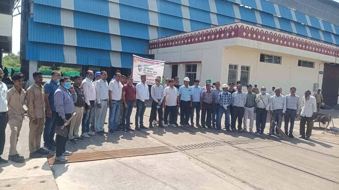 पश्चिम मध्य रेल, कोटा मंडल
प्रेस विज्ञप्ति सं. 582/2026-27 | दिनांक : 02.10.2026
स्वच्छता पखवाड़ा के तहत कोटा कारखाना में चला स्वच्छता अभियान
करीब 250 महिला एवं पुरुष कर्मचारियों ने लिया भाग, स्वच्छता की शपथ भी दिलाई गई
कोटा। स्वच्छता पखवाड़ा-2026 के अंतर्गत कोटा कारखाना में मुख्य कारखाना प्रबंधक श्री सुधीर कुमार सरवरिया के निर्देशन में स्वच्छता अभियान आयोजित किया गया। अभियान में करीब 250 महिला एवं पुरुष कर्मचारियों ने सहभागिता कर कार्यस्थल एवं आसपास के क्षेत्रों में स्वच्छता का संदेश दिया।
अभियान के दौरान मुख्य कारखाना प्रबंधक श्री सुधीर कुमार सरवरिया ने उपस्थित अधिकारियों एवं कर्मचारियों को स्वच्छता की शपथ दिलाई तथा दैनिक जीवन और कार्यस्थल पर स्वच्छता को निरंतर बनाए रखने का आह्वान किया।
इस अवसर पर उप मुख्य यांत्रिक अभियंता श्री दिलीप सिंह मीणा, वर्क्स मैनेजर श्री राजेश पटेल, सहायक वर्क्स मैनेजर श्री कृष्ण बेरवा, सहायक कार्मिक अधिकारी श्री सी.एल. बैरवा, डब्ल्यूसीआरएमएस अध्यक्ष श्री भरत लाल मीणा, एससी/एसटी एसोसिएशन अध्यक्ष श्री विजय कुमार मीणा, श्री सुरेन्द्र सिंह, ओबीसी संगठन अध्यक्ष श्री नीरज सिंह, वरिष्ठ अनुभाग अभियंता श्री तारा चन्द सहित अन्य अधिकारी एवं कर्मचारी उपस्थित रहे।
अभियान के माध्यम से कर्मचारियों को स्वच्छ कार्यस्थल, बेहतर कार्य वातावरण तथा स्वच्छता को सामूहिक जिम्मेदारी के रूप में अपनाने का संदेश दिया गया।