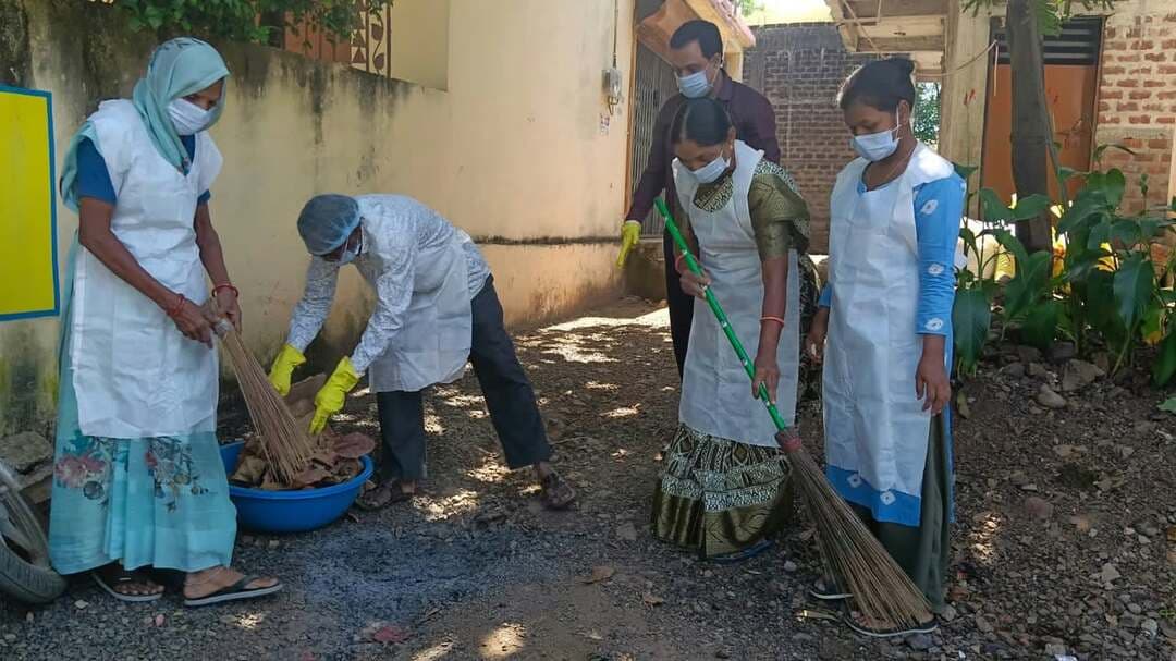 🧹 स्वच्छता से स्वस्थ जीवन की ओर कदम
#सेवा_संकल्प_अभियान के अंतर्गत #गांधी_जयंती के अवसर पर प्राथमिक स्वास्थ्य केंद्र उमरकोट में स्वच्छता अभियान चलाया गया।
डॉ. जितिन भार्गव, DHO-1 एवं अज़हर, WASH Consultant की उपस्थिति में परिसर एवं आसपास के क्षेत्रों में साफ-सफाई कर स्वच्छता का संदेश दिया गया। साथ ही स्वास्थ्य केंद्र के स्टाफ को स्वच्छता बनाए रखने के लिए प्रेरित किया गया।
Jansampark Madhya Pradesh CM Madhya Pradesh Indore Commissioner Directorate of Health Services, Madhya Pradesh #Jhabua #JansamparkMP