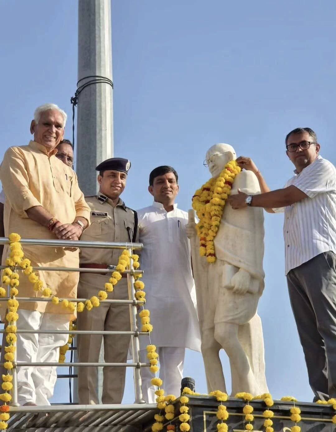 गांधी जयंती के उपलक्ष्य में रेलवे स्टेशन के बाहर सर्किल पर लगी महात्मा गांधी की प्रतिमा पर माल्यार्पण करते अधिकारी व प्रतिनिधि।।
Barmer Police IPS ChunaRam FanClub BJP Rajasthan BJP Barmer